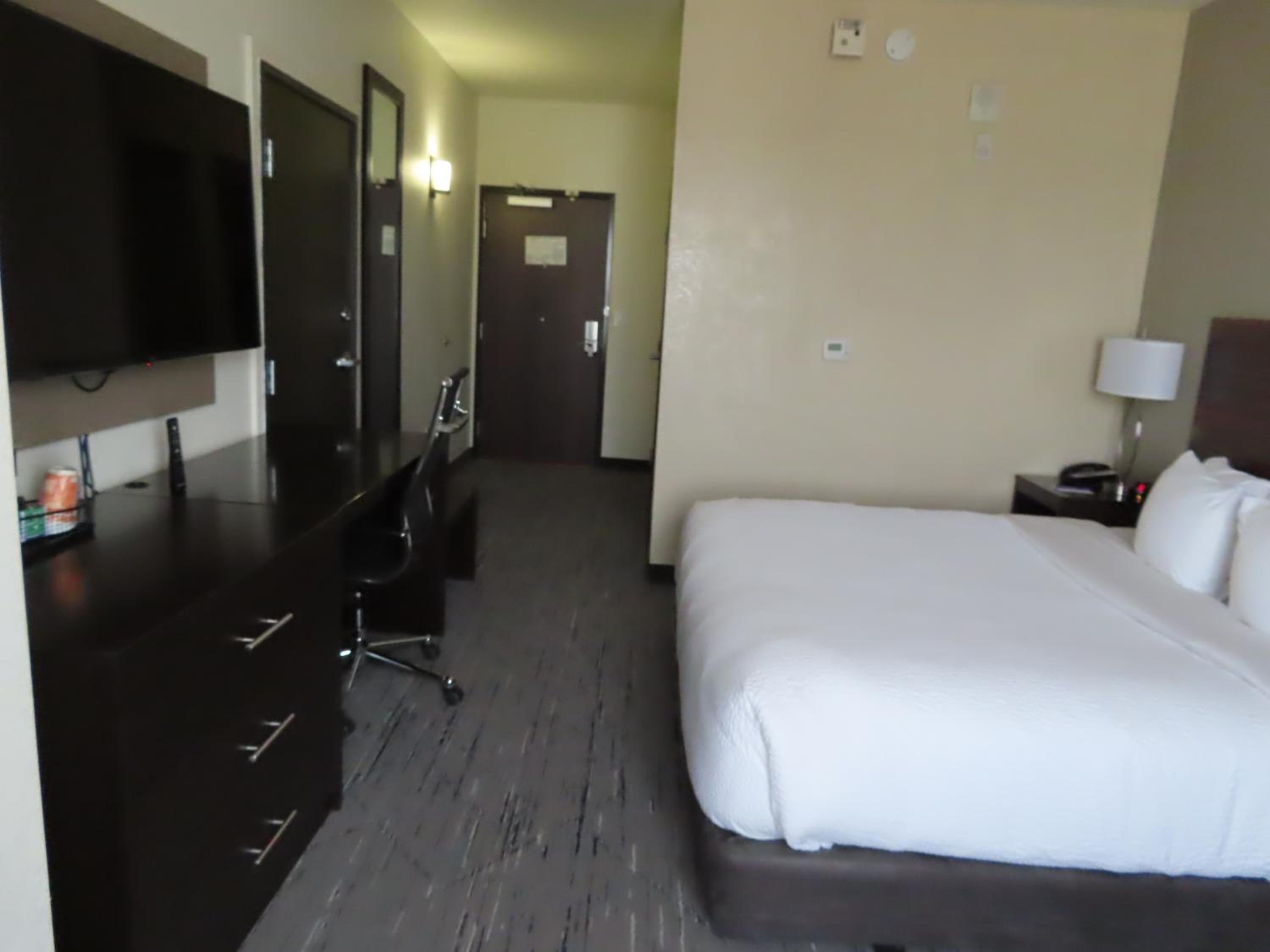 King Suite with Roll-In Shower - Accessible/Non-Smoking