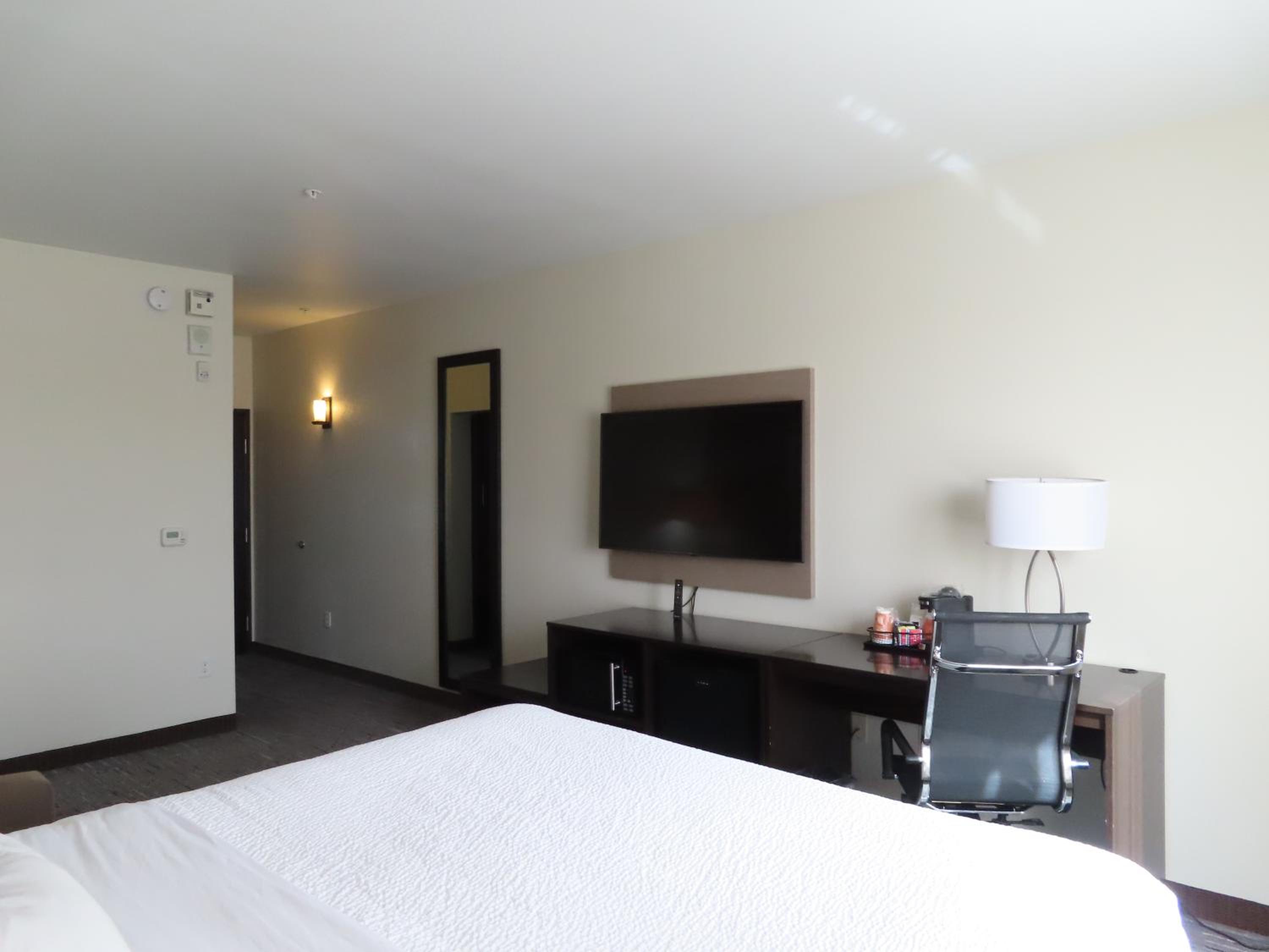 King Suite with Roll-In Shower - Accessible/Non-Smoking thumbnail 5
