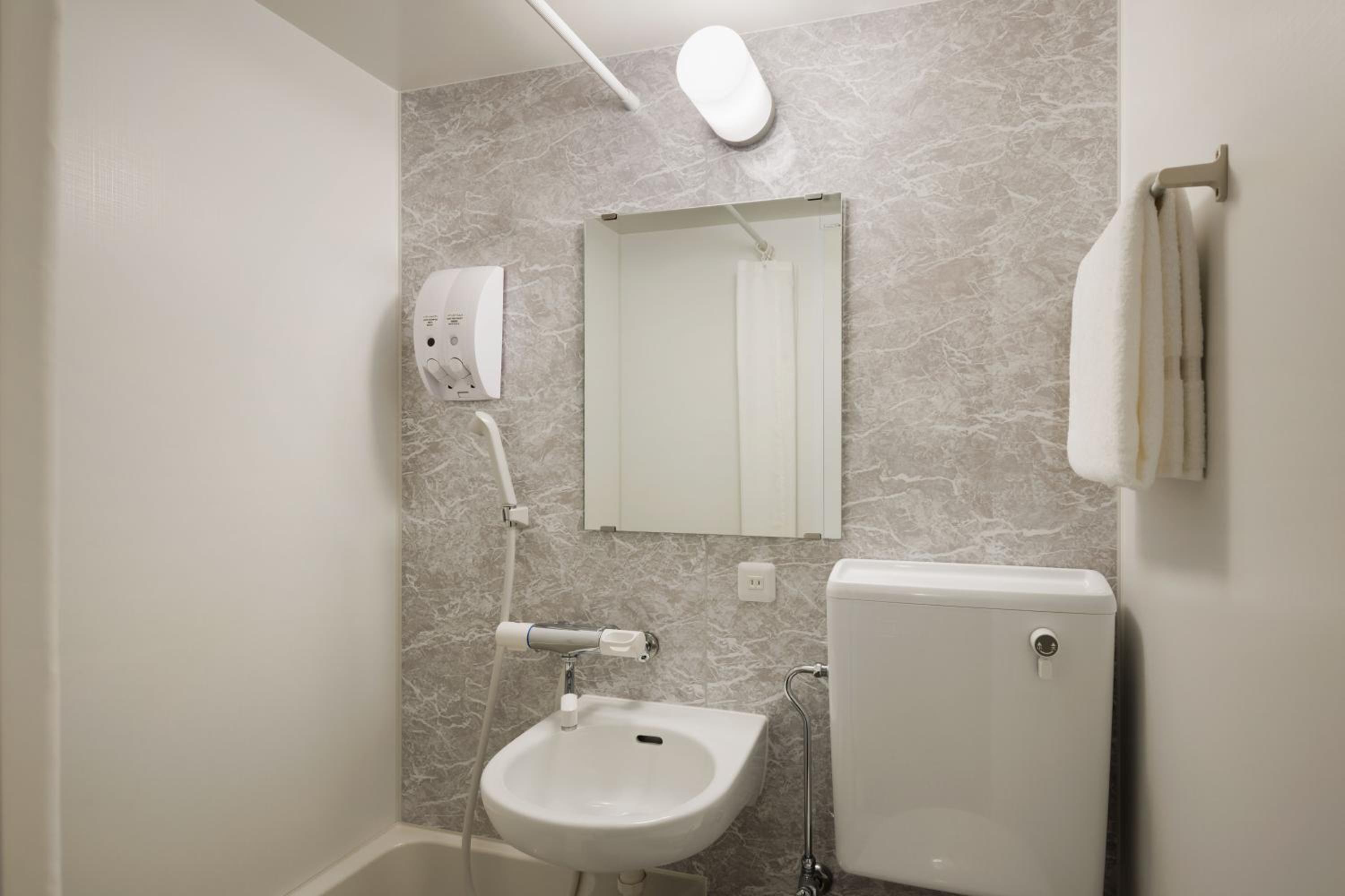 Small Double Room - Smoking - Photo 5