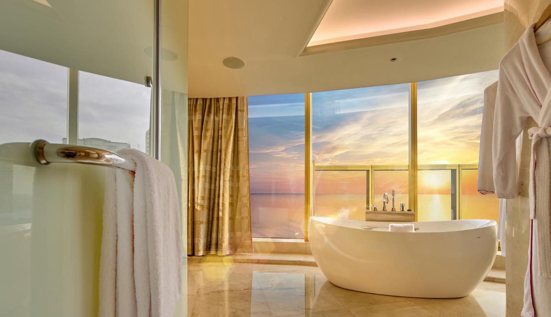  Executive Suite King with Executive Lounge Access - Photo 3