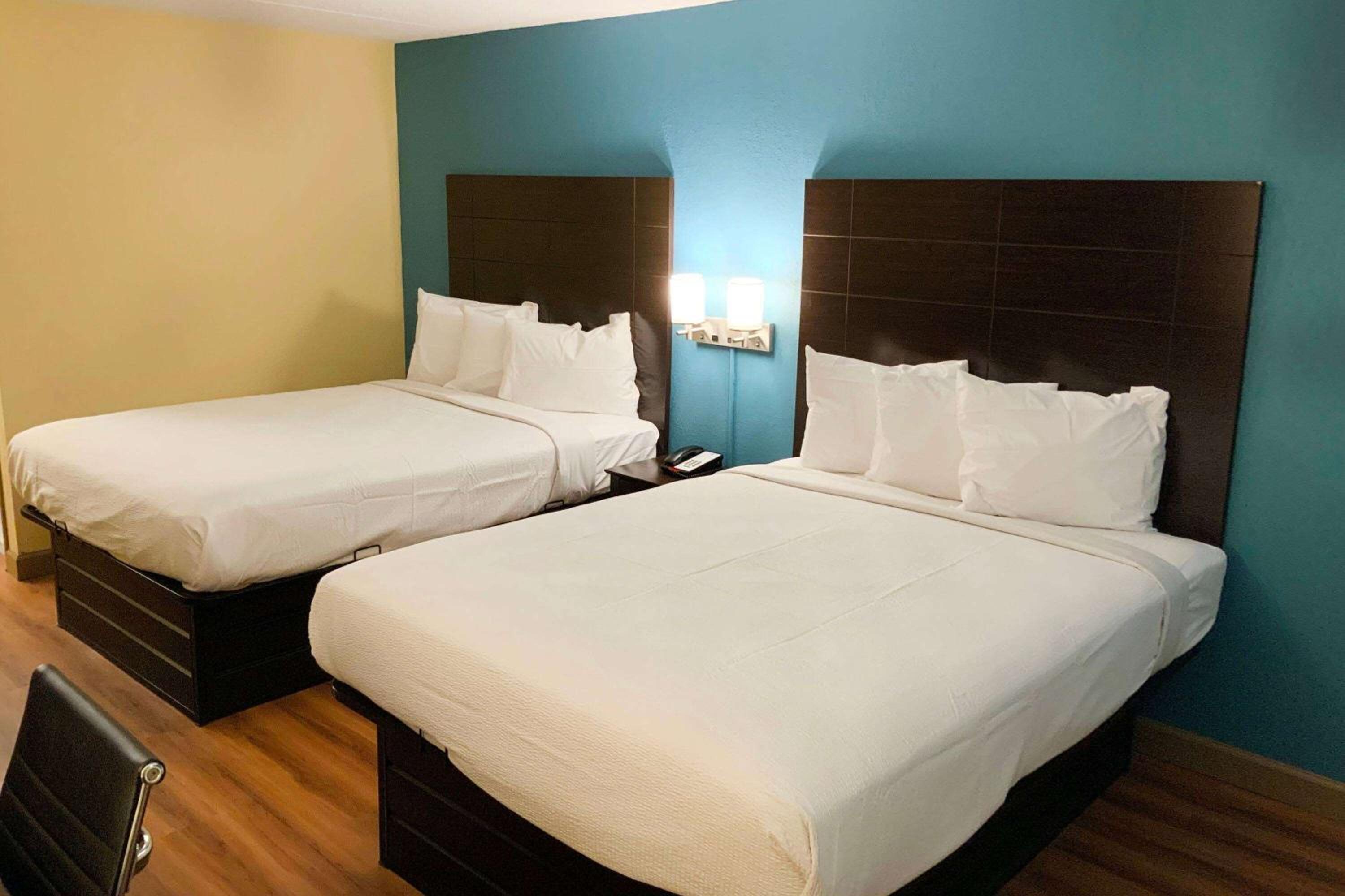 Queen Room with Two Queen Beds - Non-Smoking - Photo 1