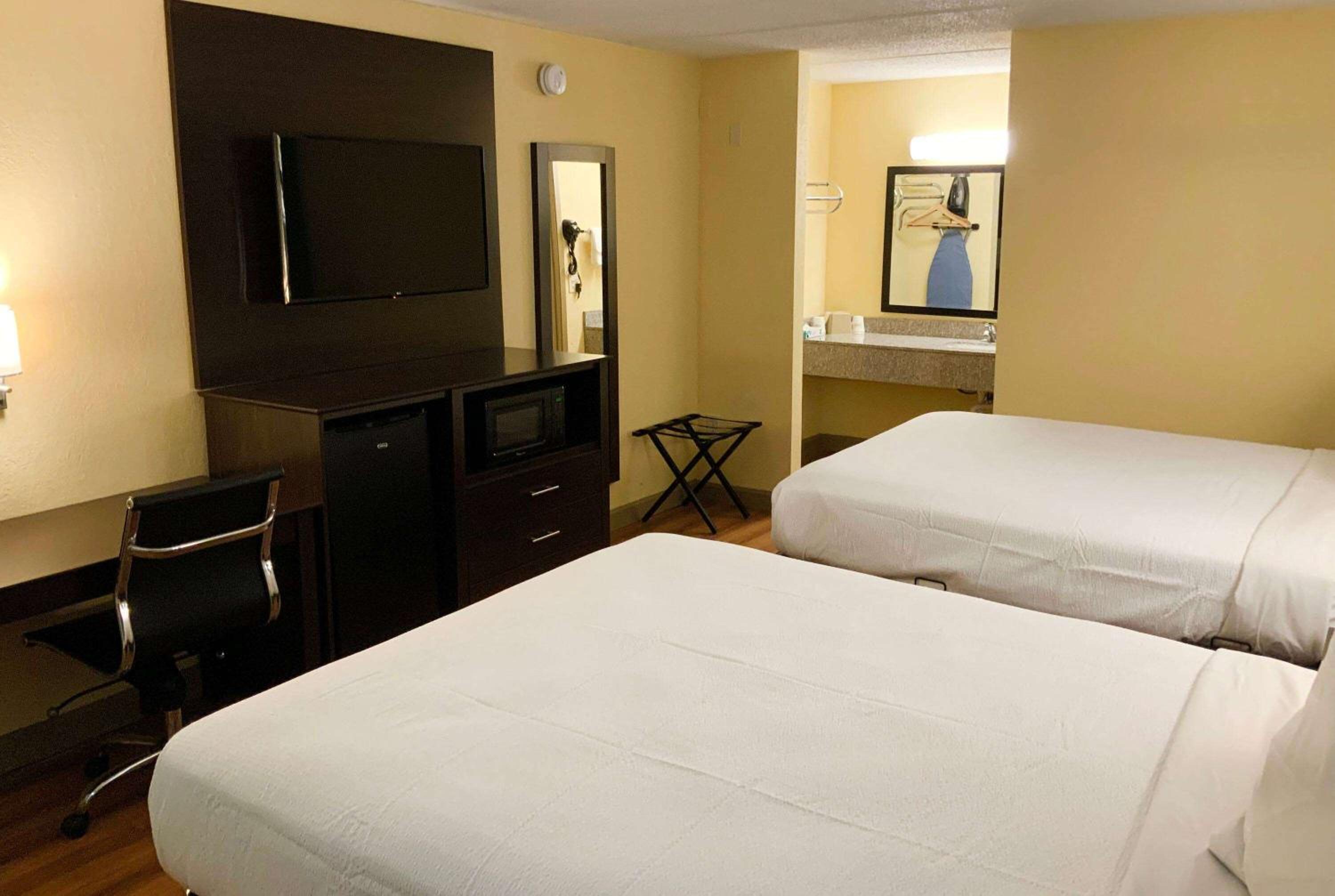 Queen Room with Two Queen Beds - Non-Smoking - Photo 2