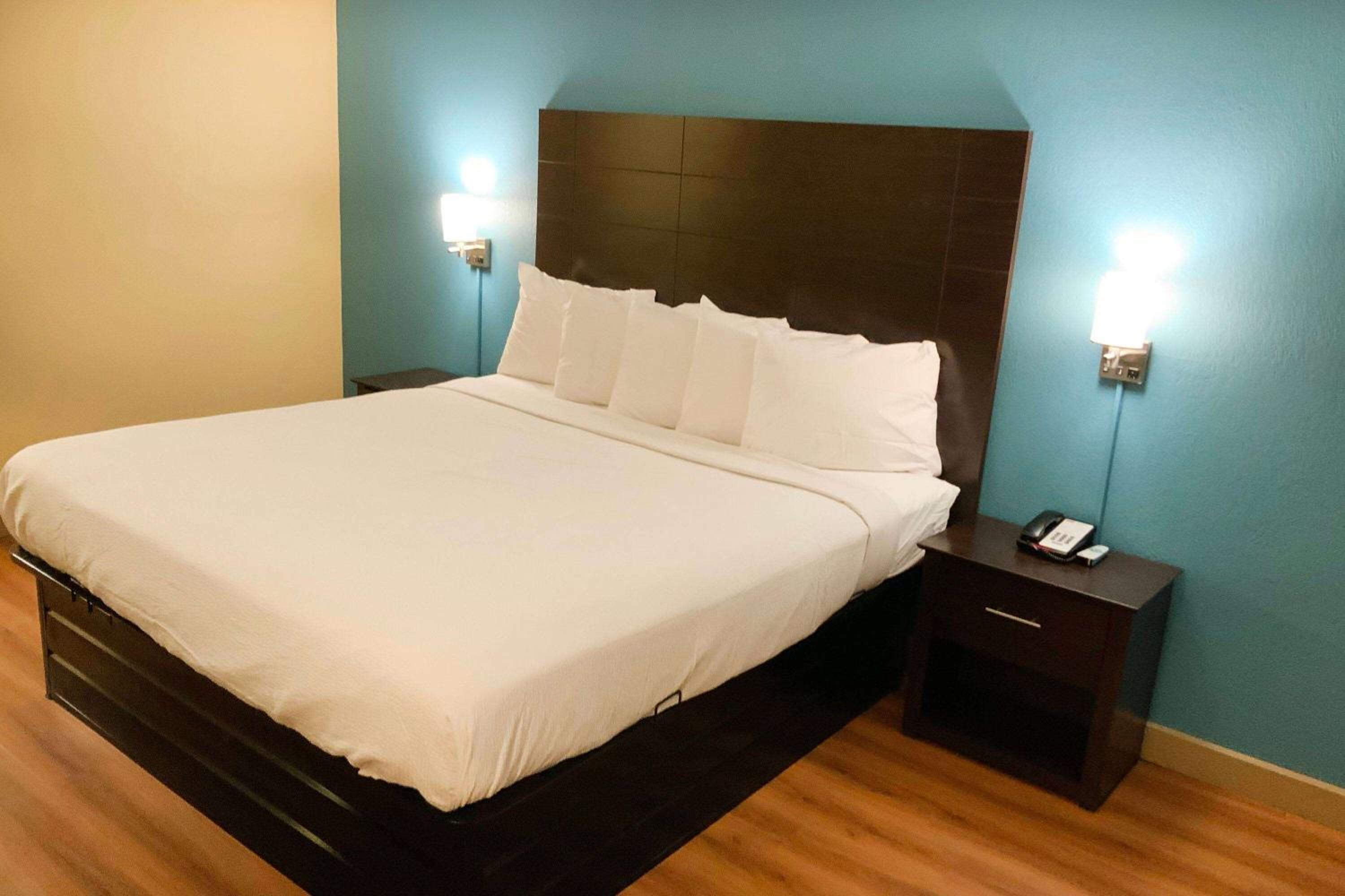 King Room - Non-Smoking - Photo 2