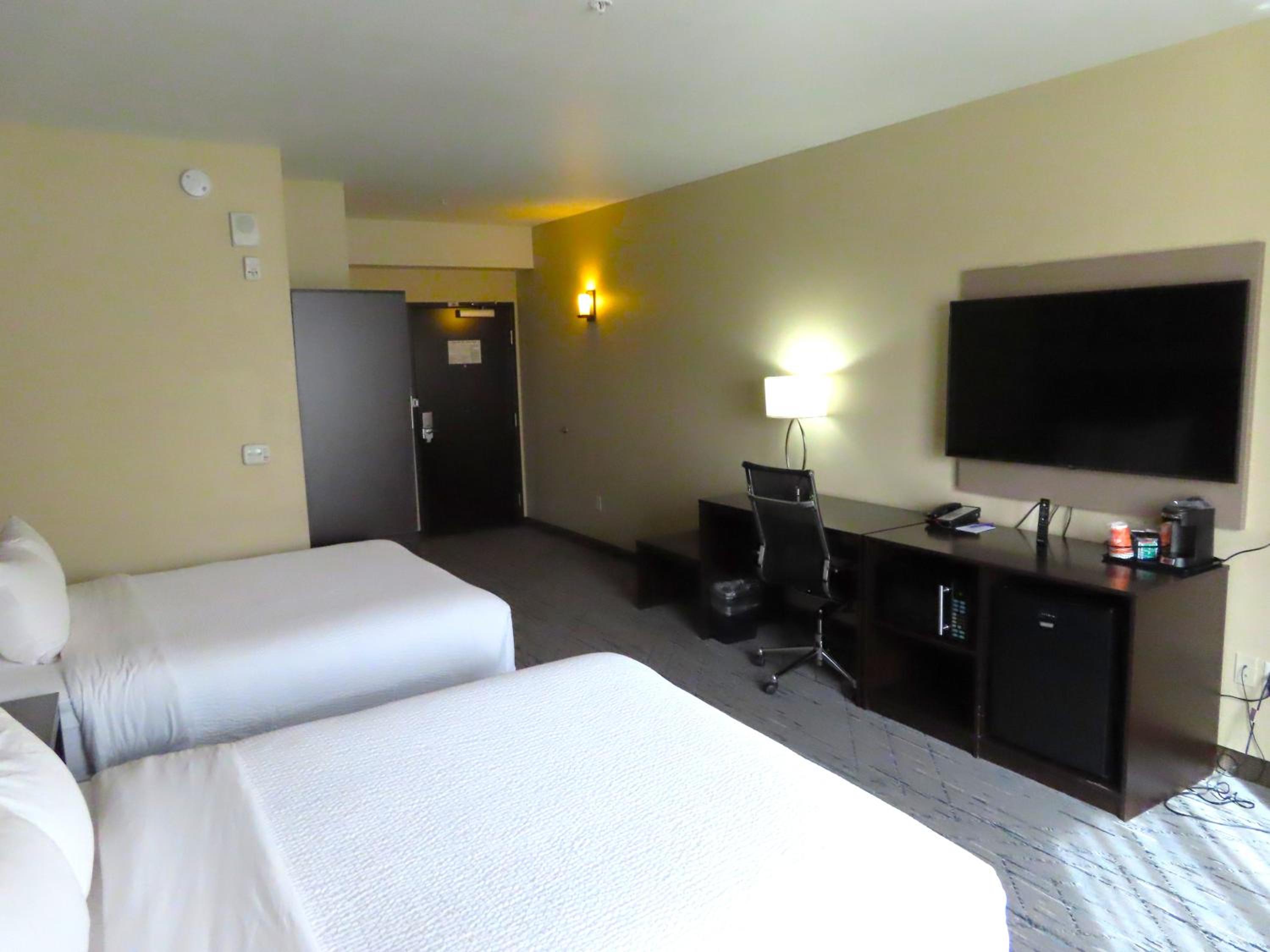 Suite with Two Queen Beds - Accessible/Non-Smoking thumbnail 6