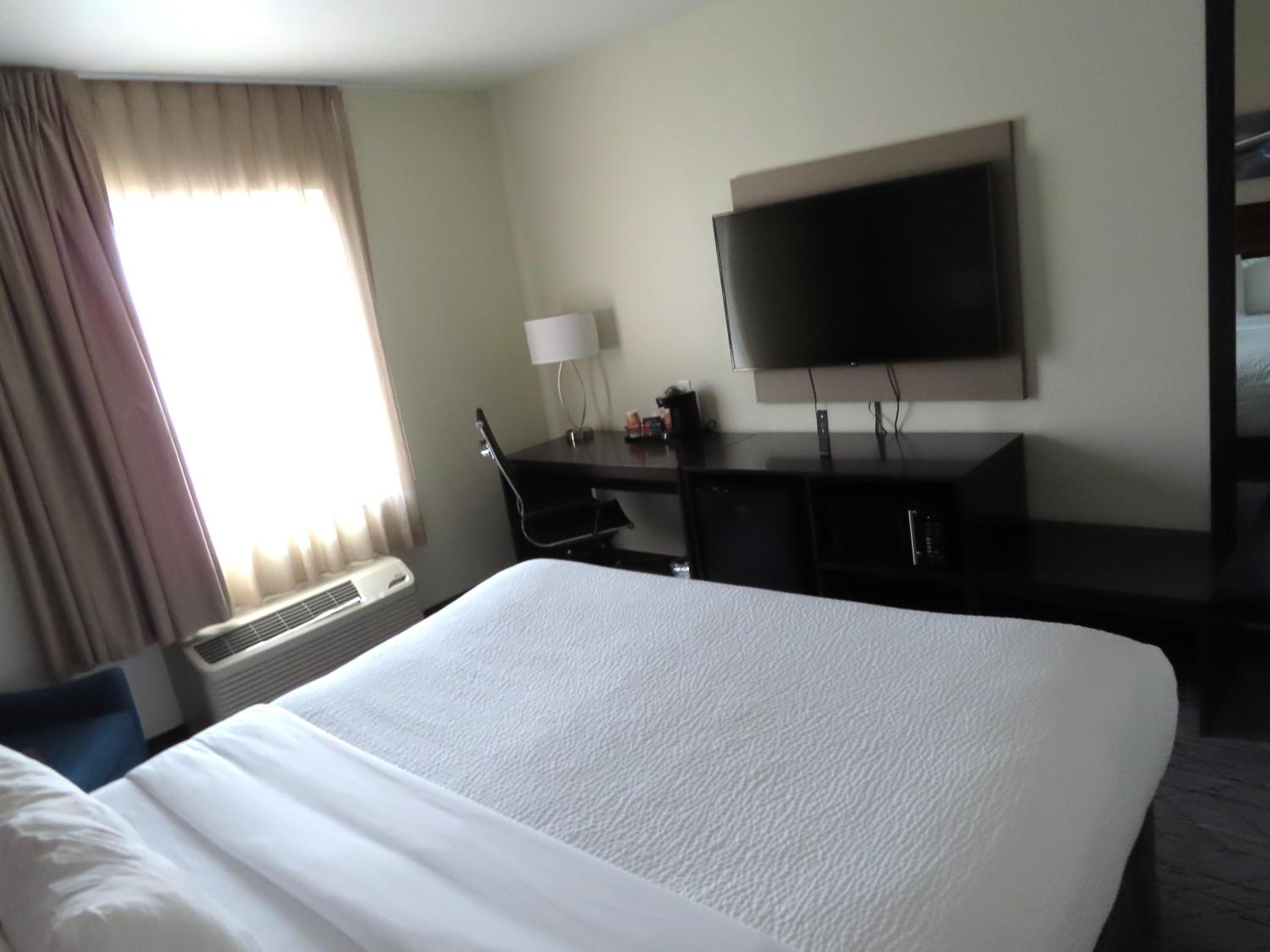 Suite, 2 Queen Beds, Non Smoking thumbnail 5