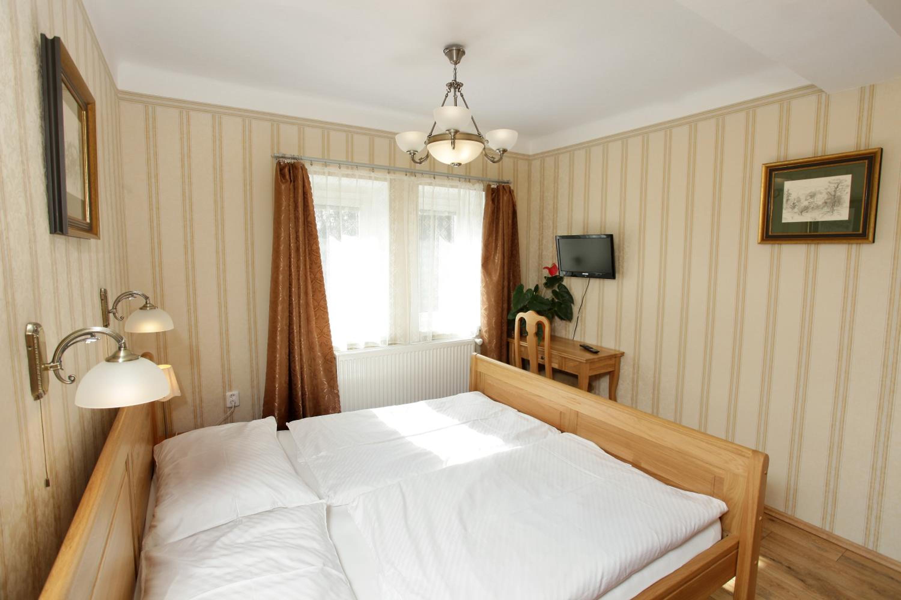 Double Room with Balcony - Photo 3