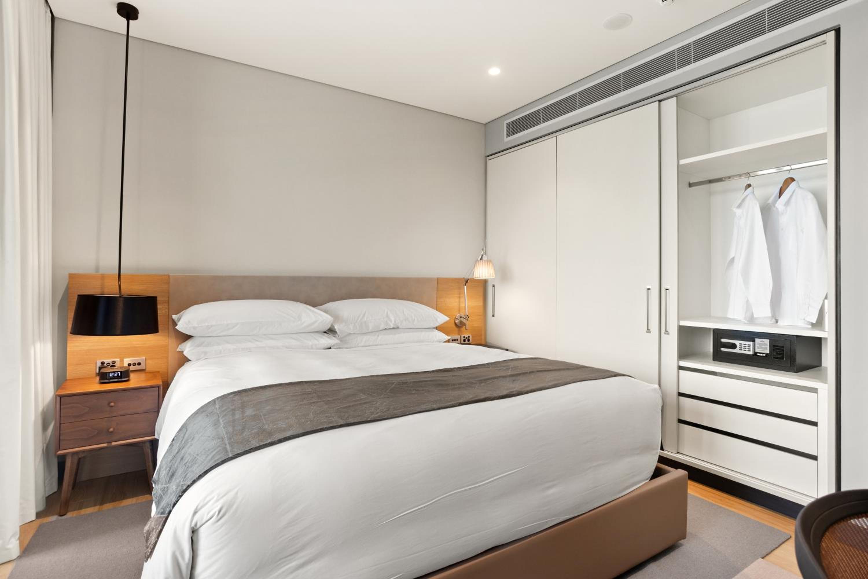 One-Bedroom King Suite with Bay View photo 3