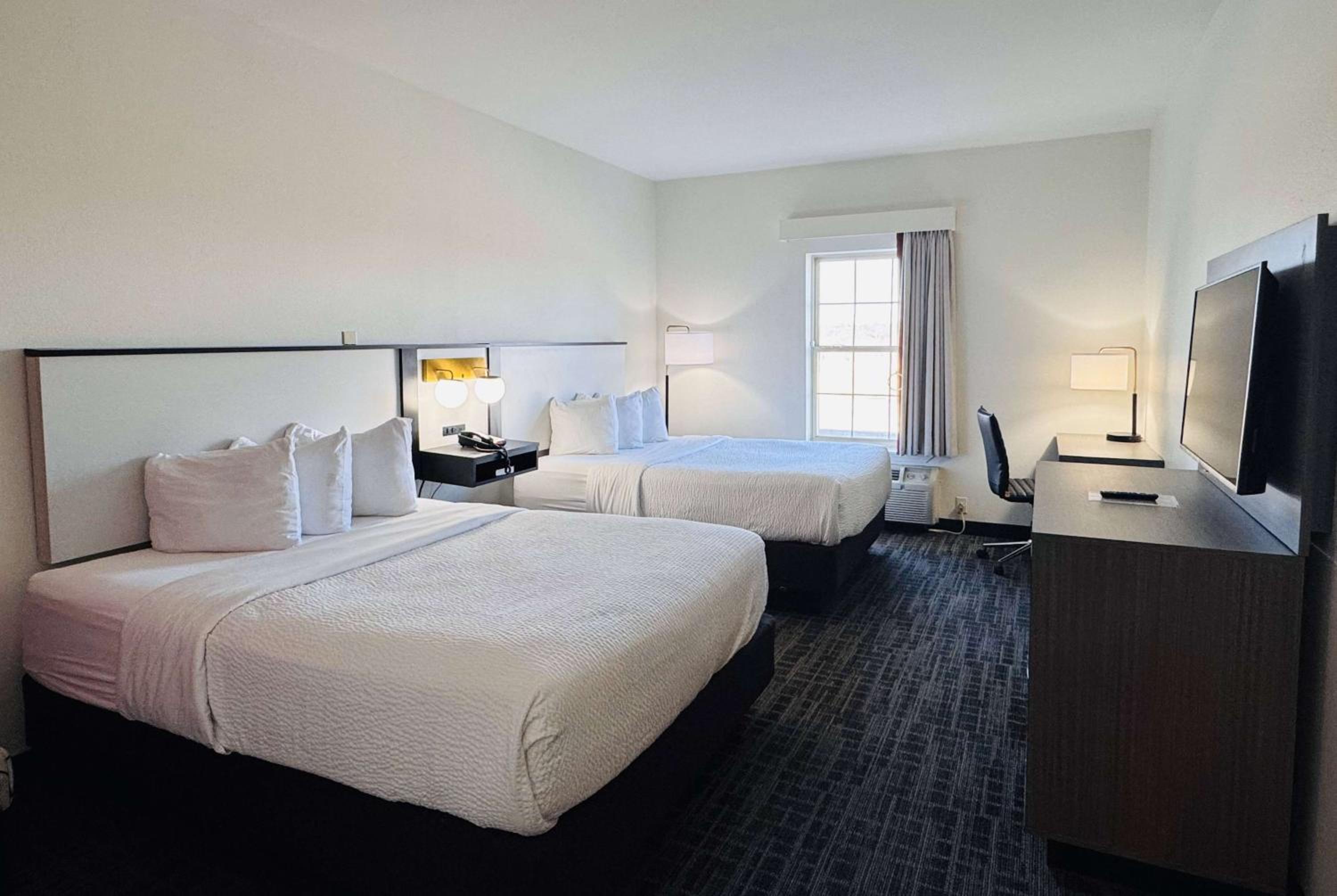Queen Room with Two Queen Beds - Non-Smoking - Photo 4