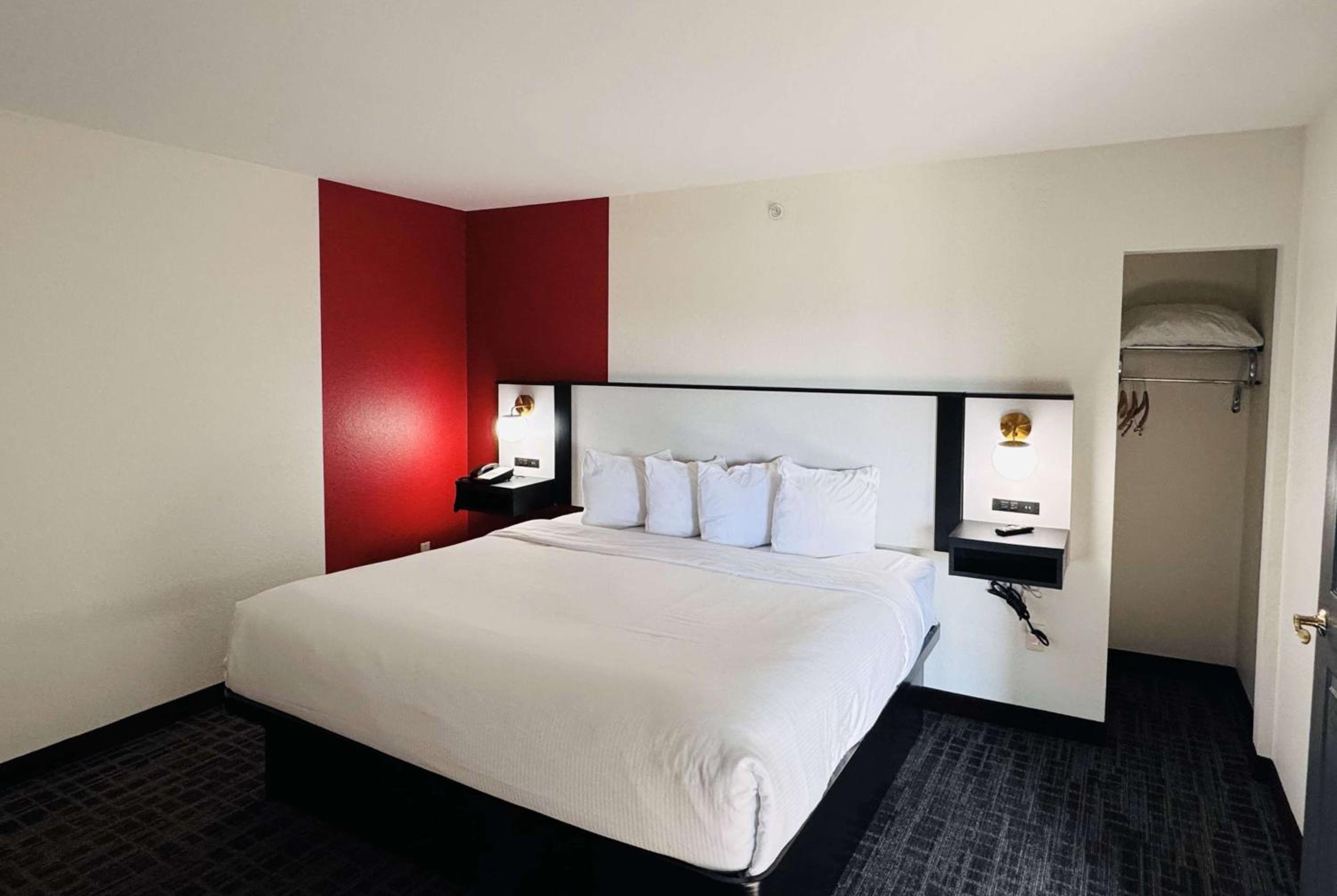 King One-Bedroom Suite - Track View/Non-Smoking - Photo 1