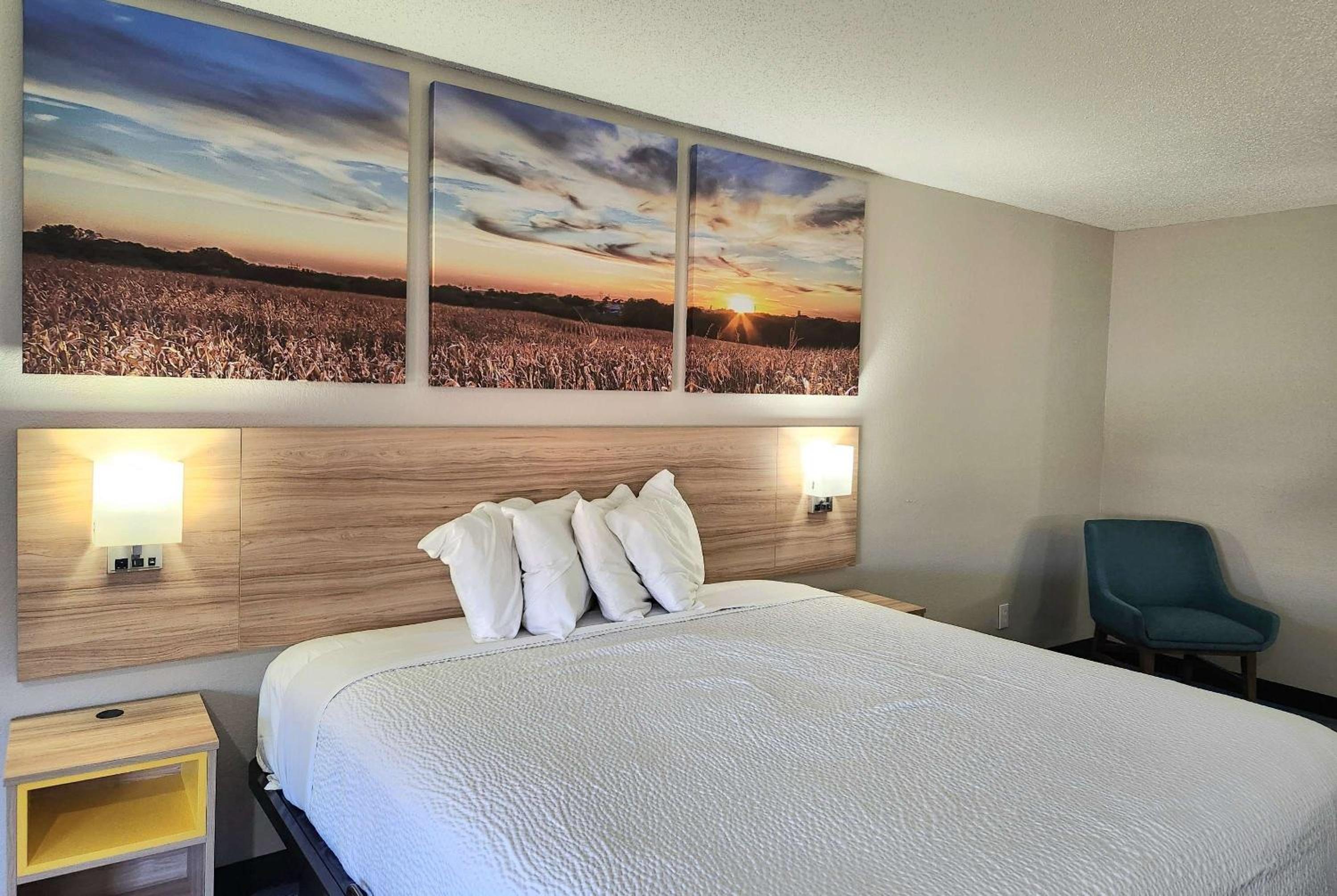 King Room - Non-Smoking - Photo 13
