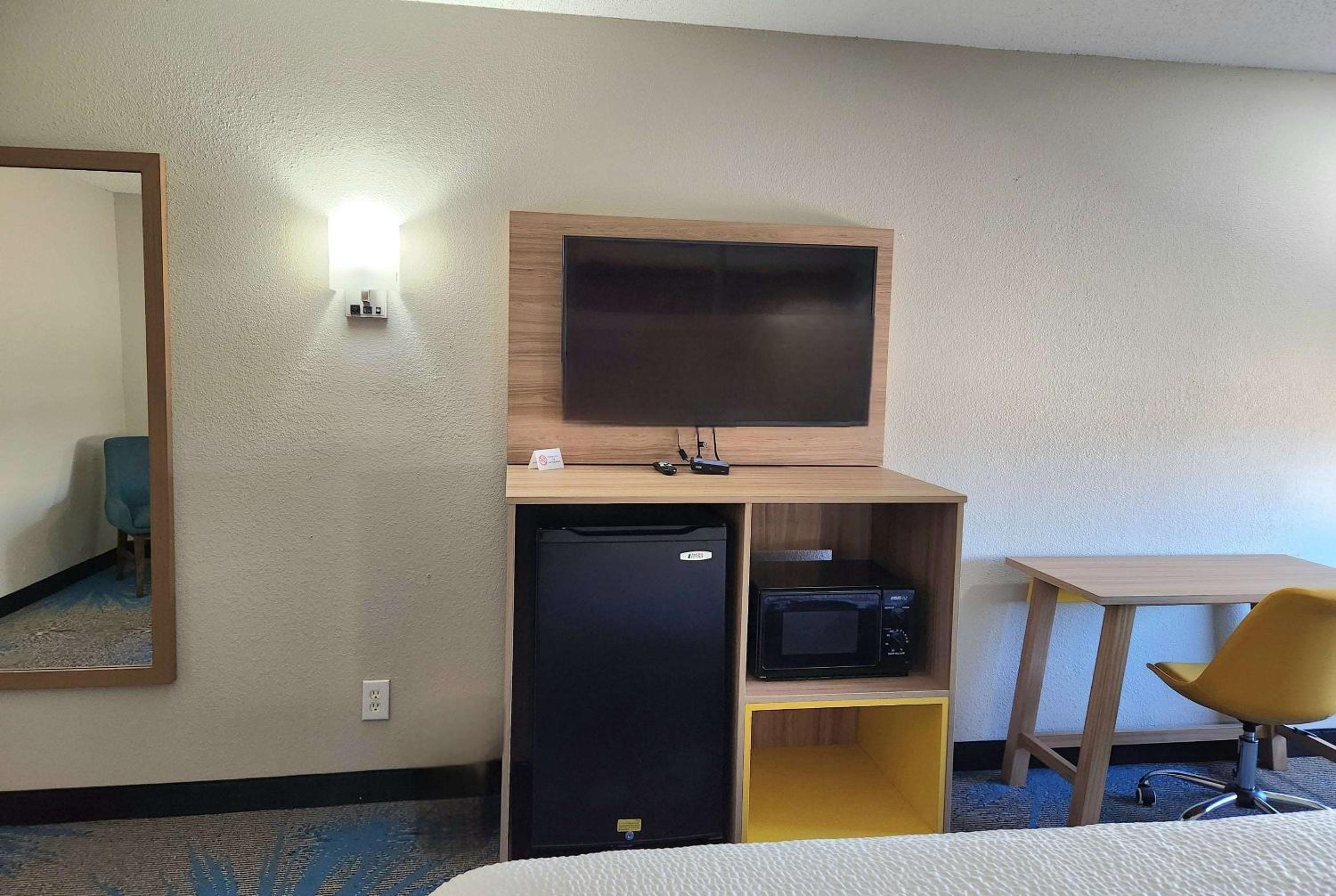 King Room - Non-Smoking - Photo 4