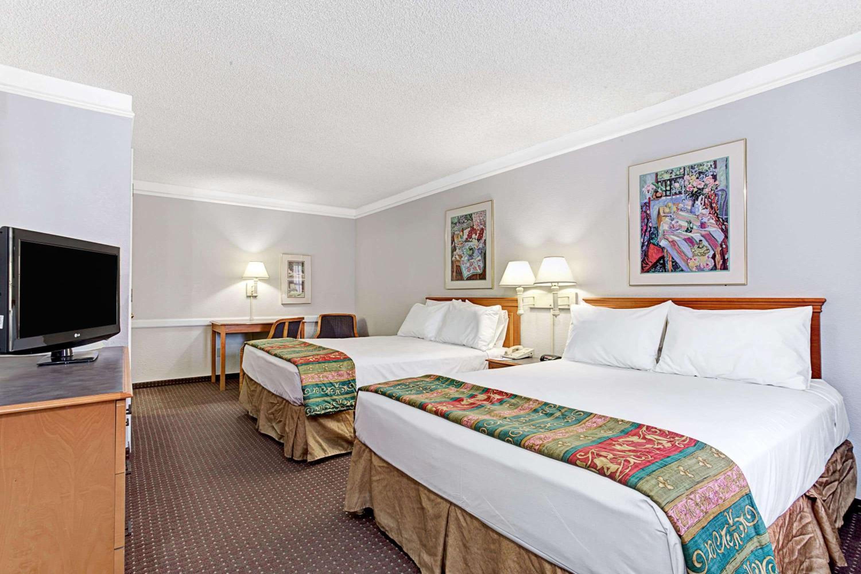 Deluxe Queen Room- Mobility Access - Photo 2
