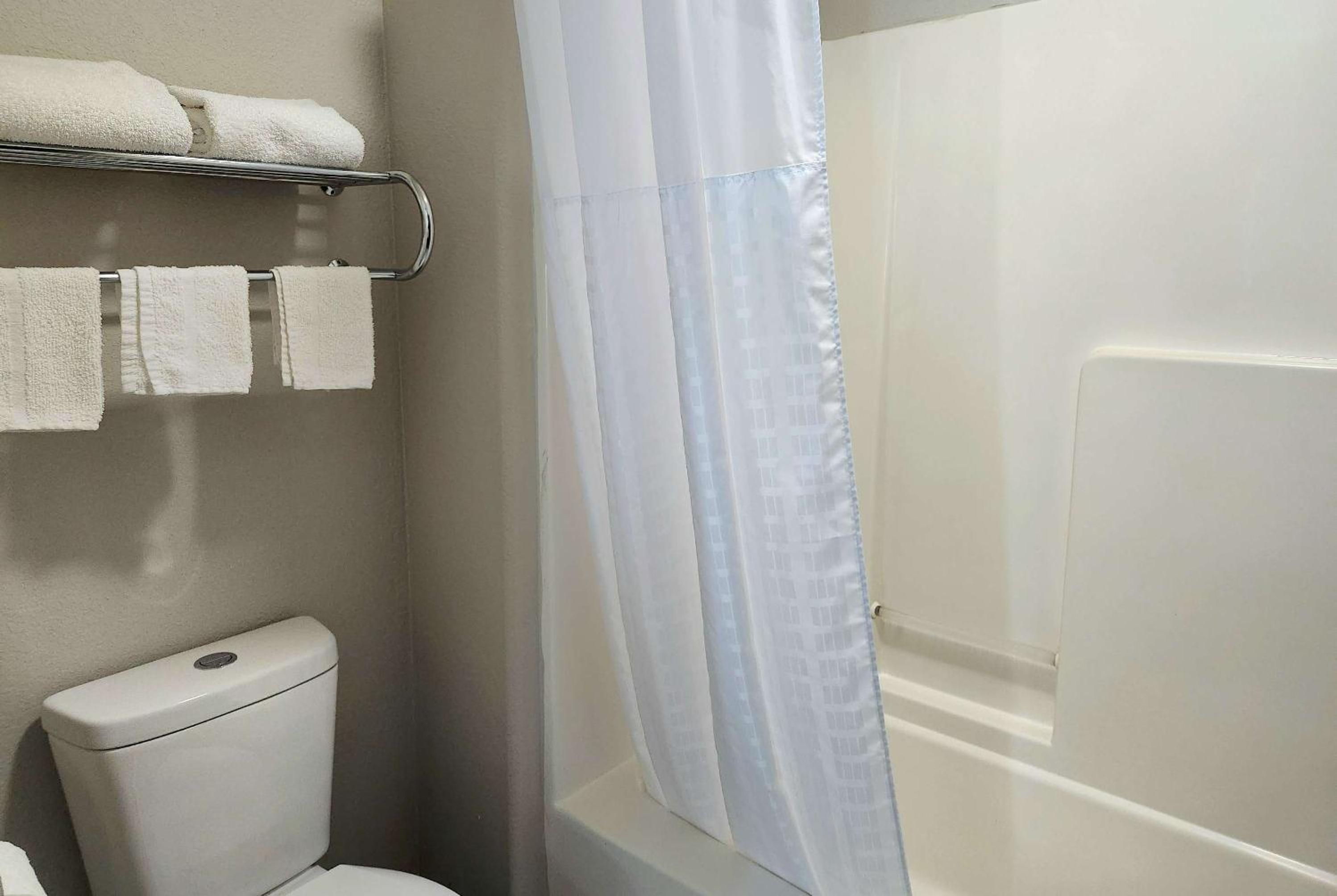 King Room - Non-Smoking - Photo 9