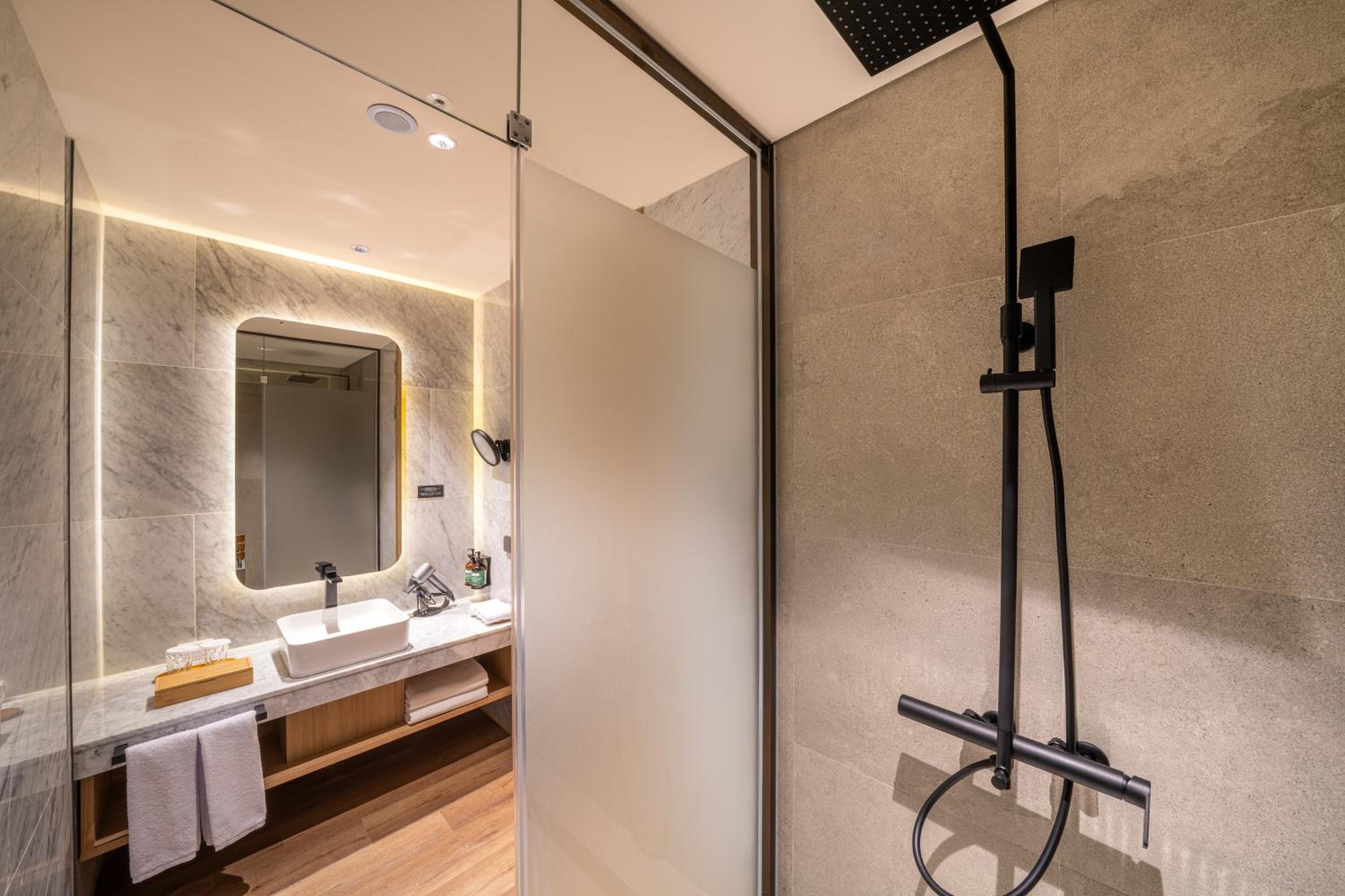2 Bedroom Royal Suite - Photo 2