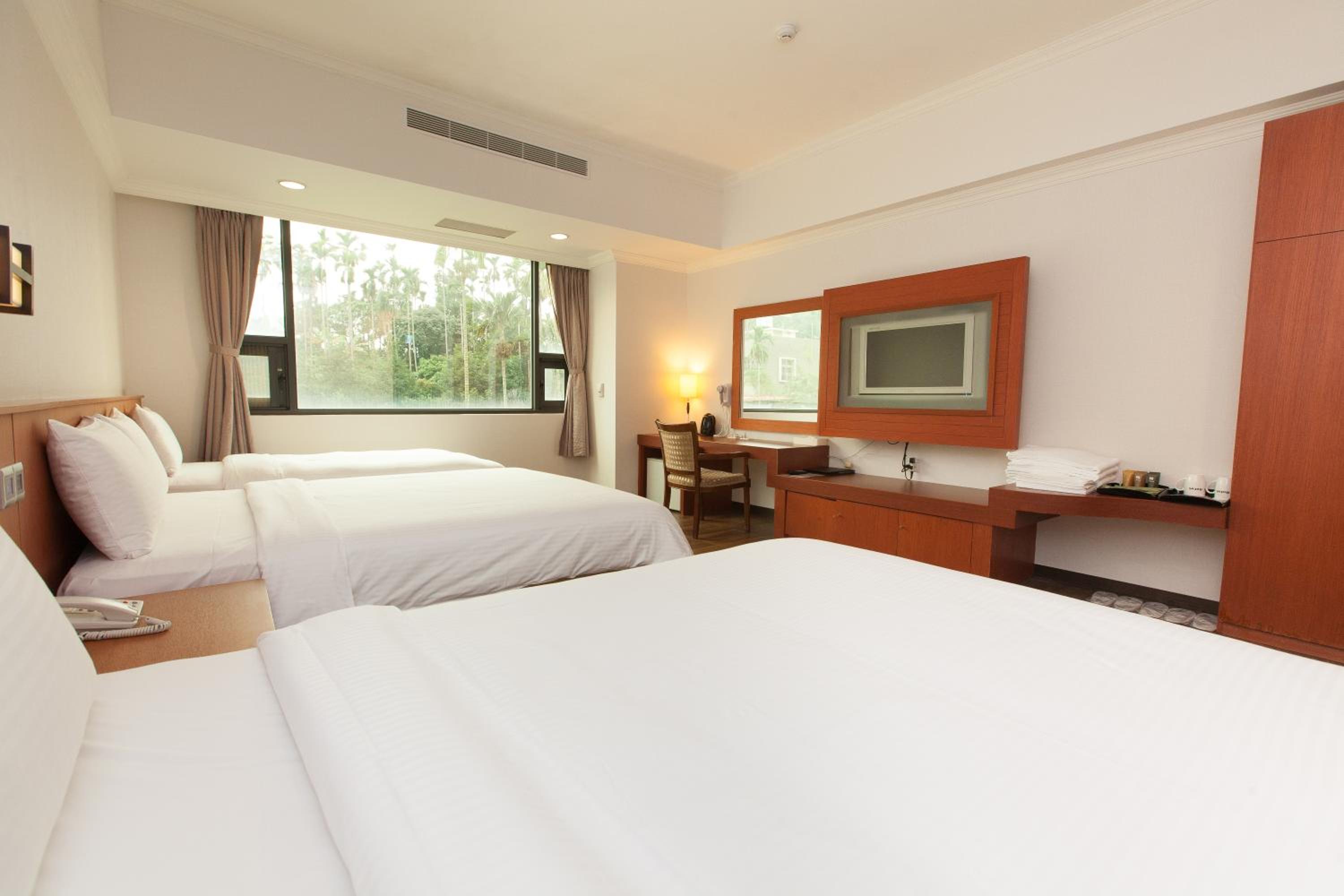 Deluxe Family Suite photo 3