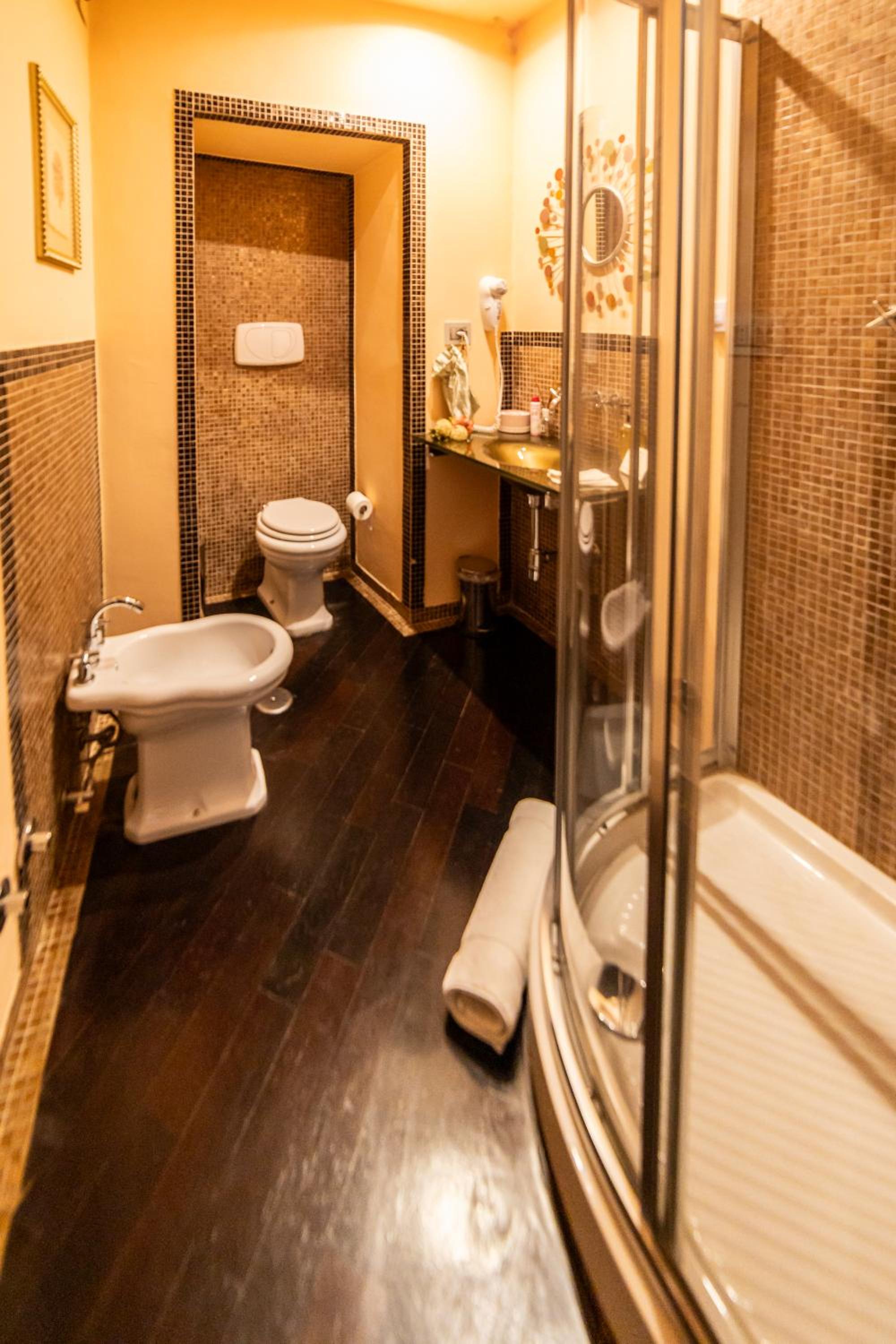 Queen Room with Balcony photo 1