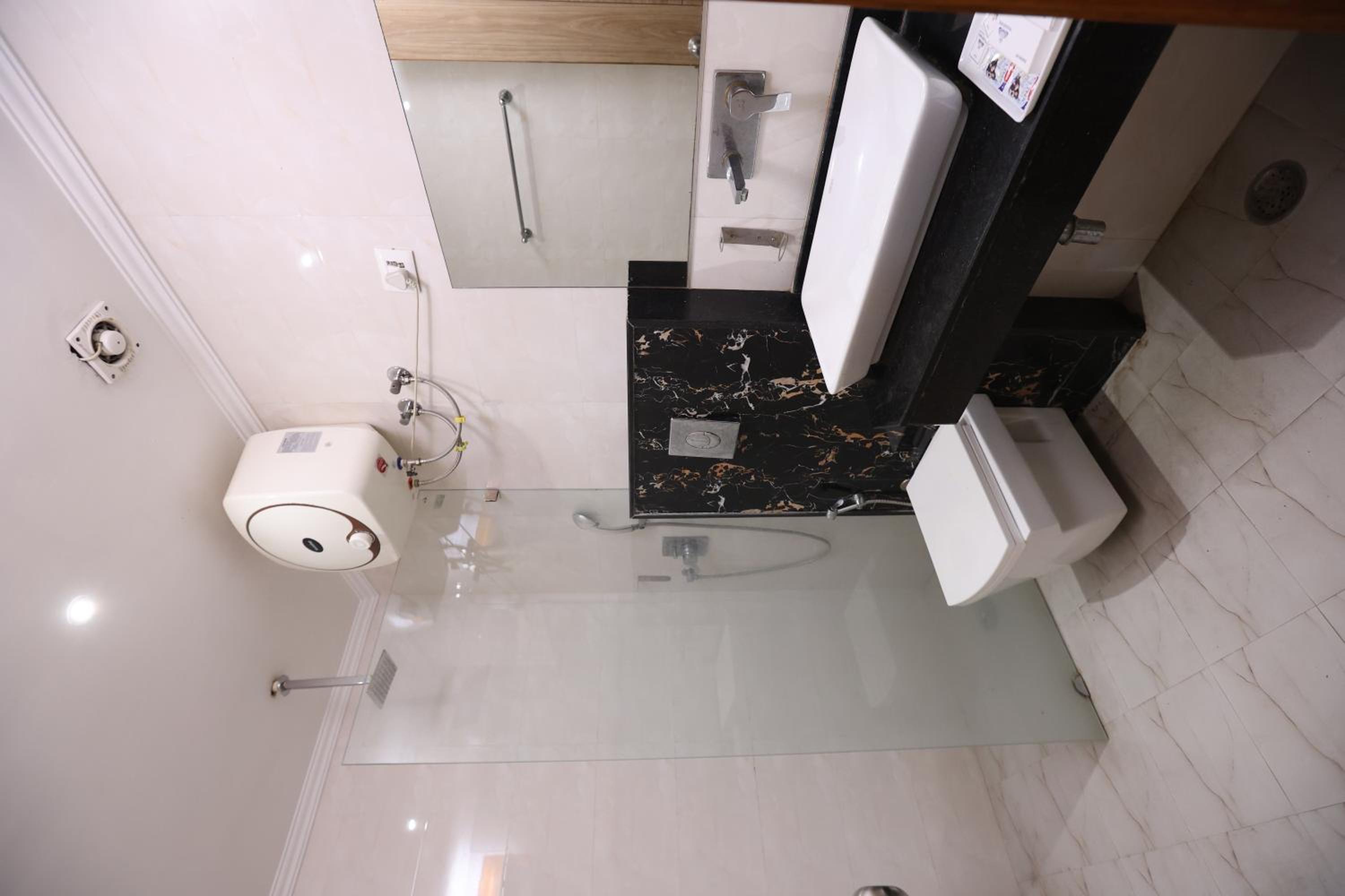 Deluxe Double Room (2 Adults + 1 Child) photo 3