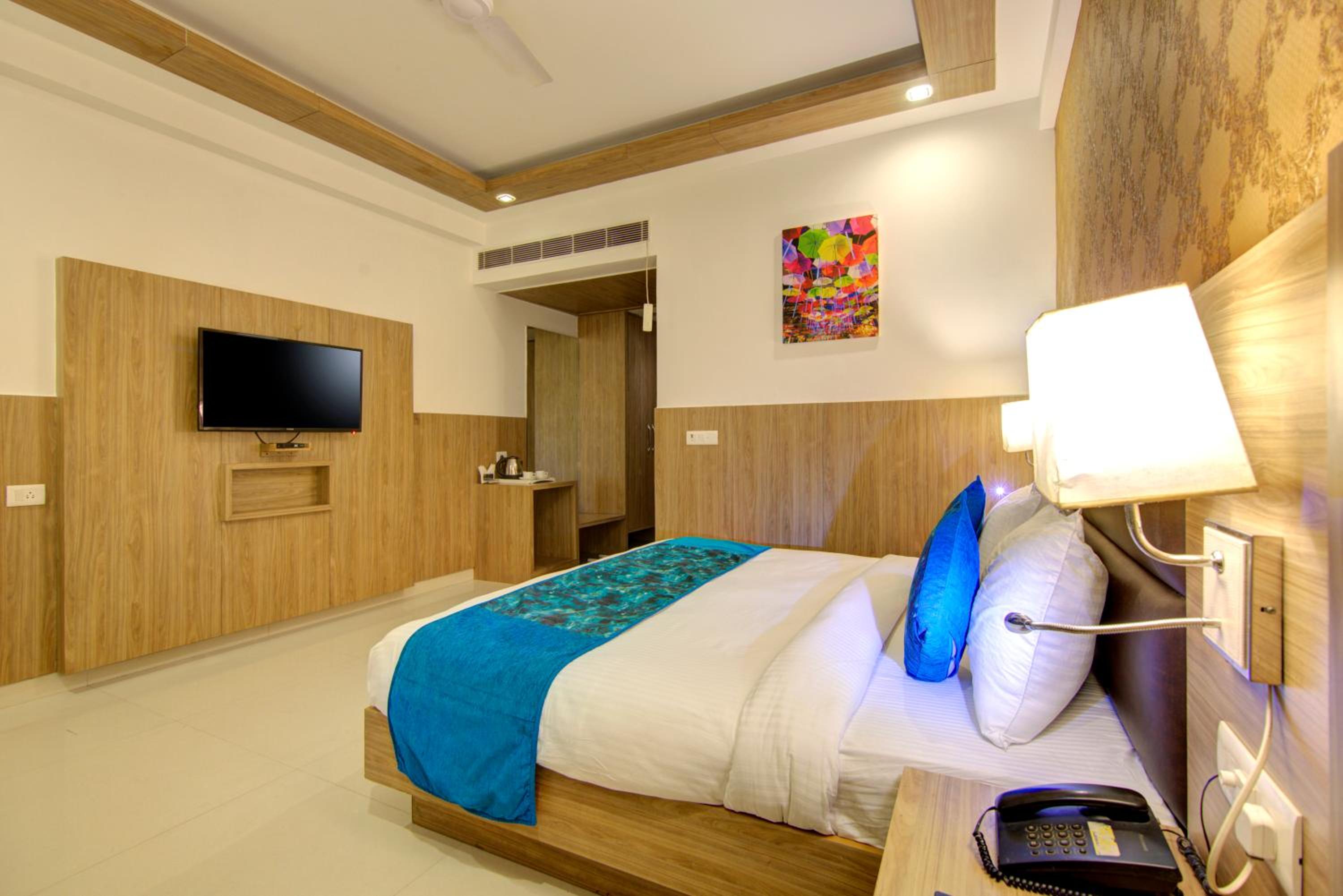 Deluxe Double Room (2 Adults + 1 Child) photo 1