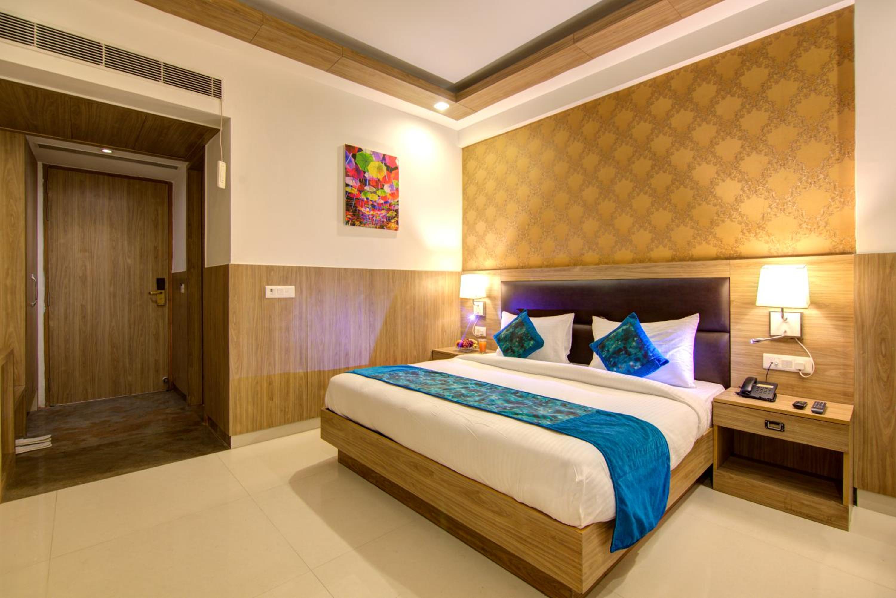 Deluxe Double Room (2 Adults + 1 Child) photo 2