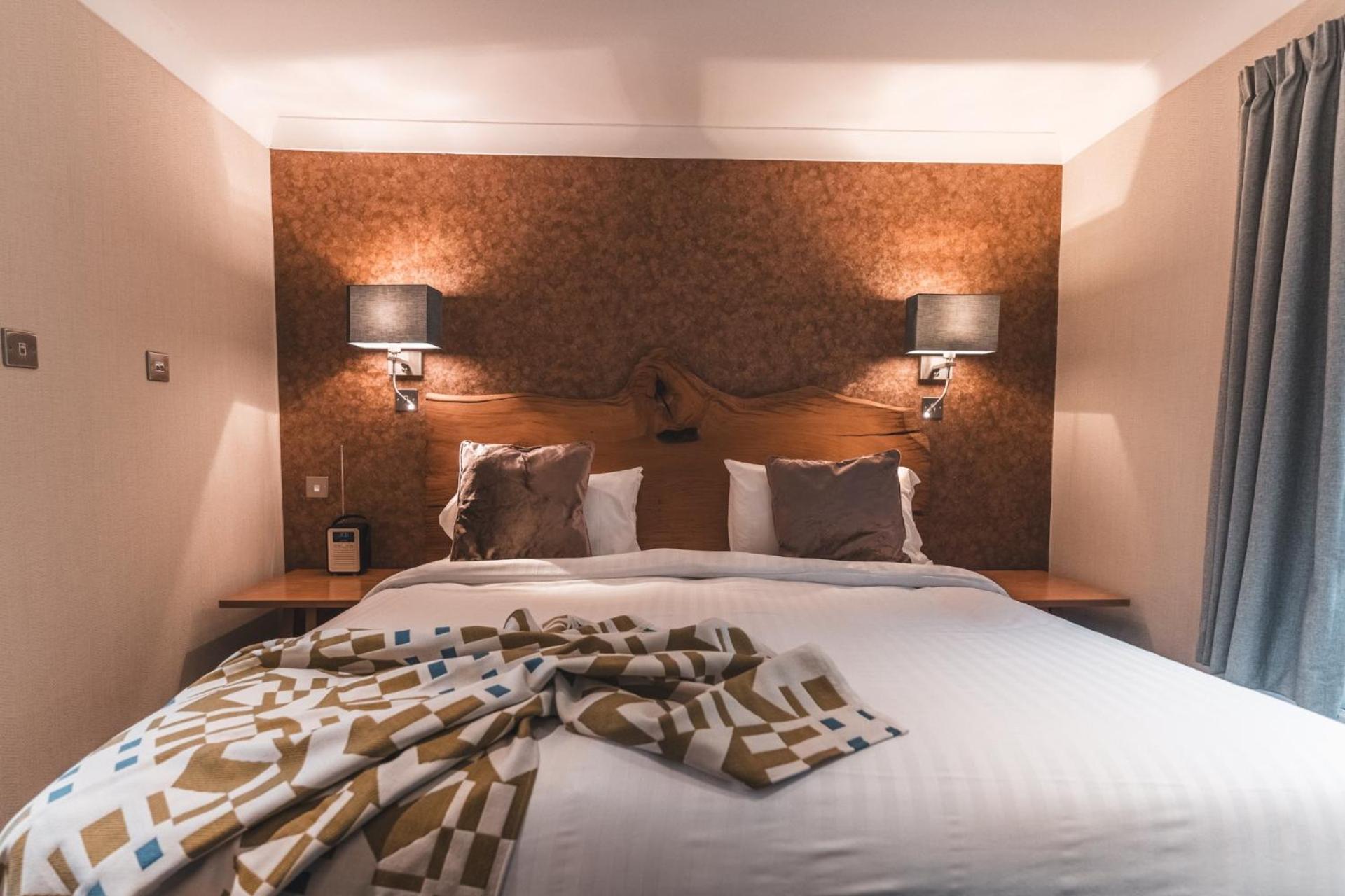 Deluxe Double Room with Bath - Photo 3