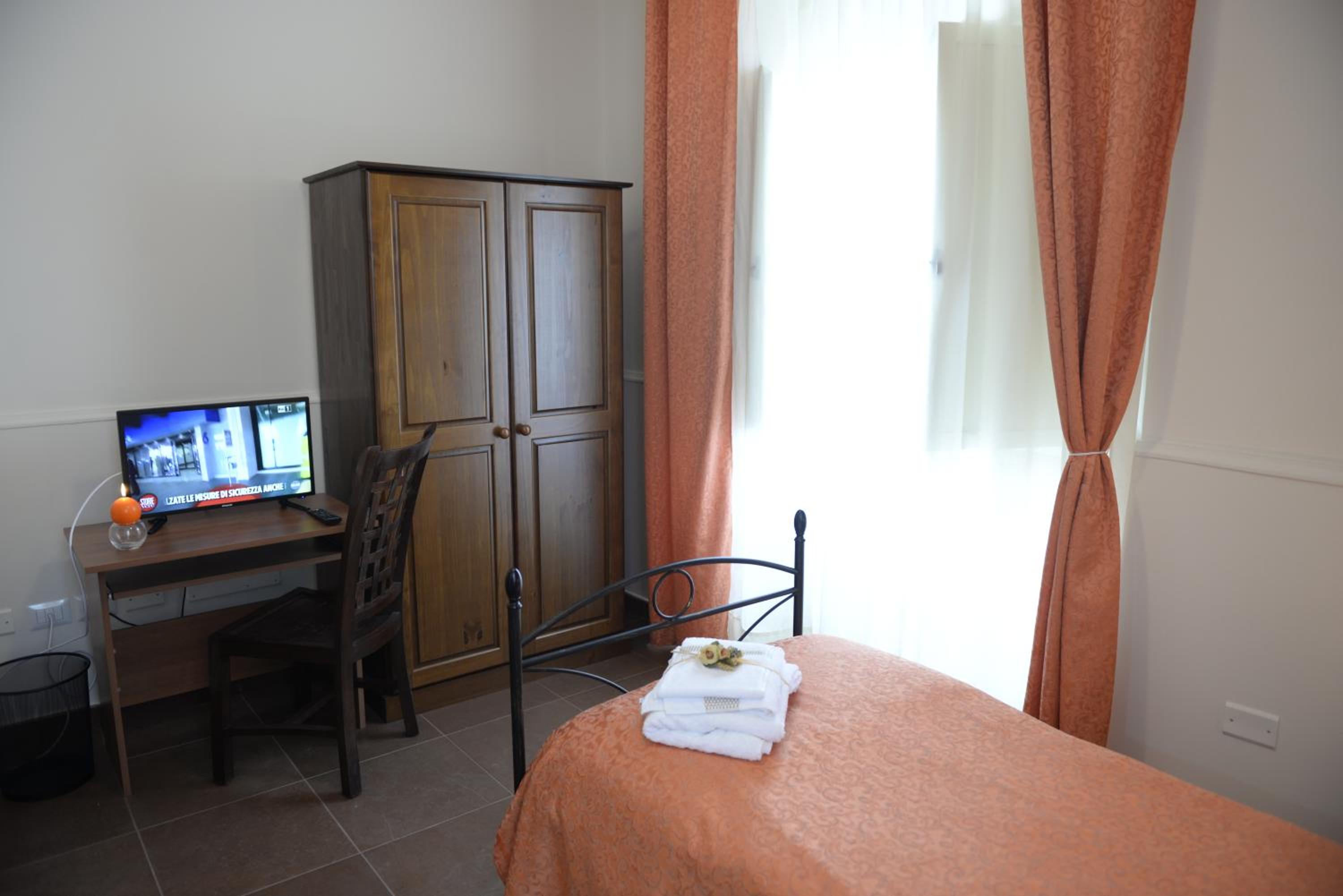 Twin Room with Private Bathroom photo 1