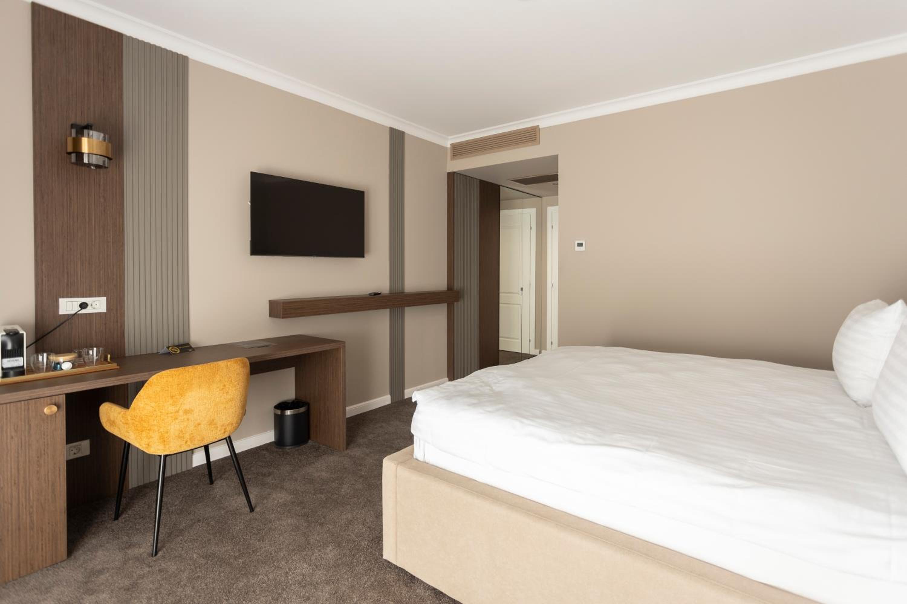 Standard King Room - Photo 5