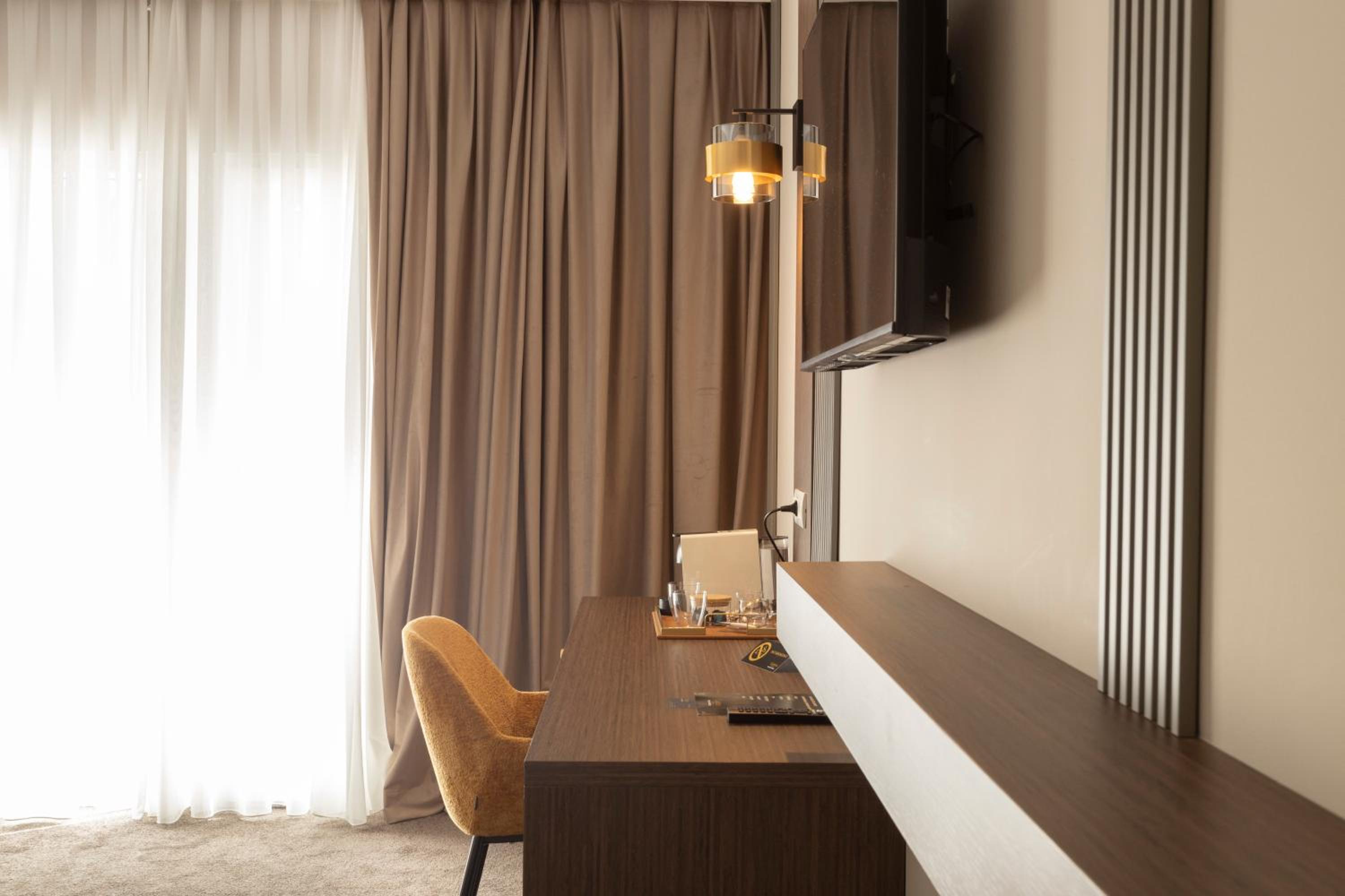 Standard King Room - Photo 3