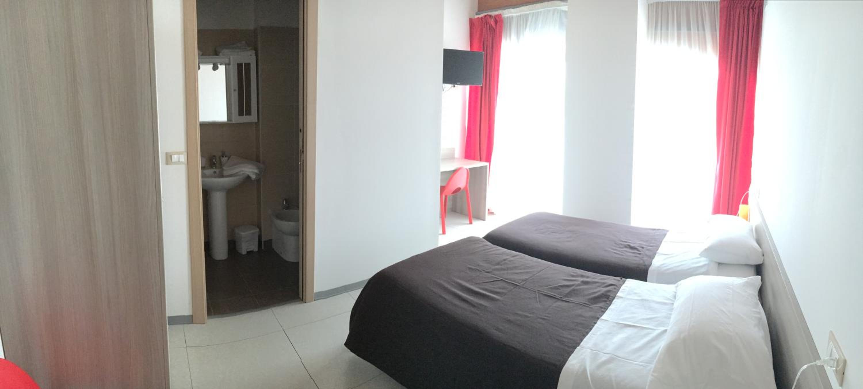 Double or Twin Room with Private Bathroom photo 2