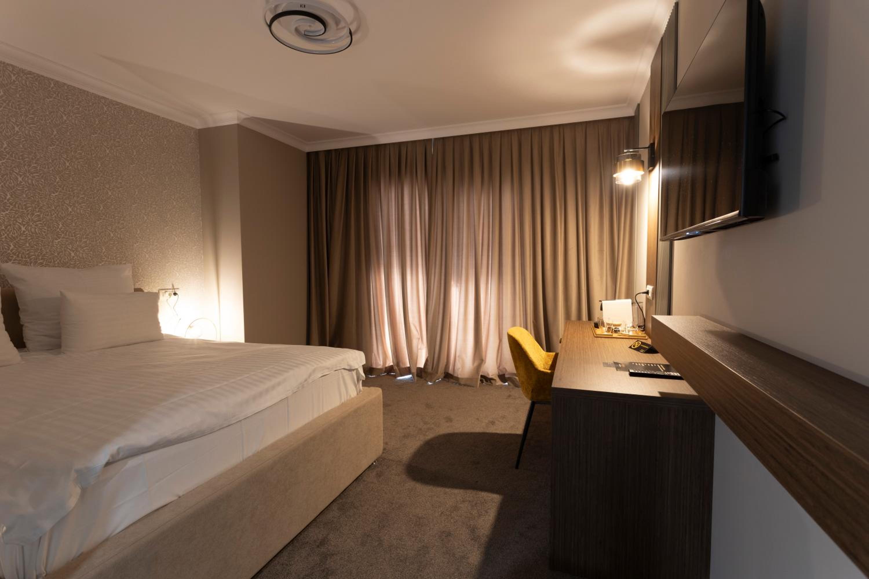 Standard King Room - Photo 6