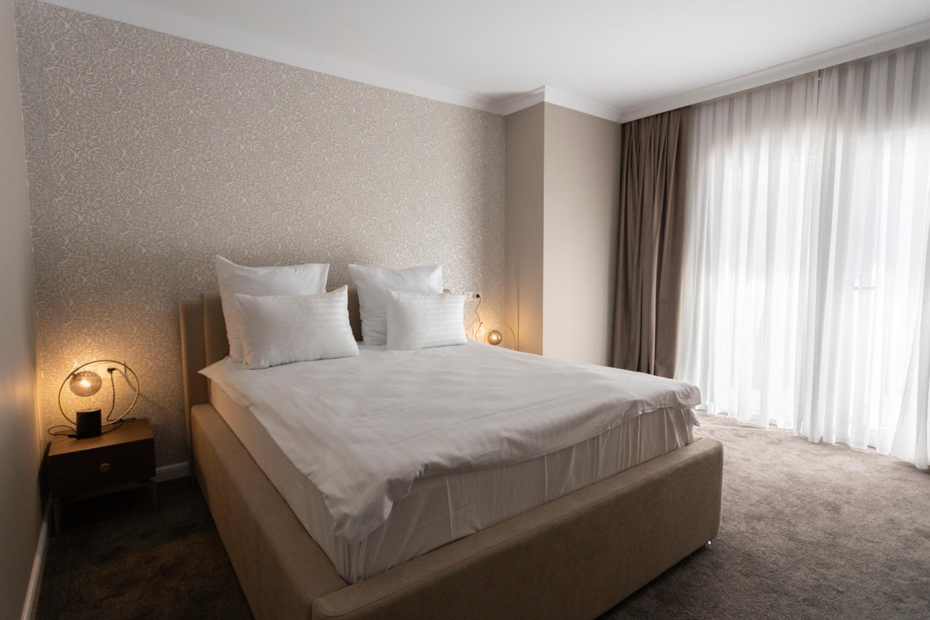 Standard King Room - Photo 7