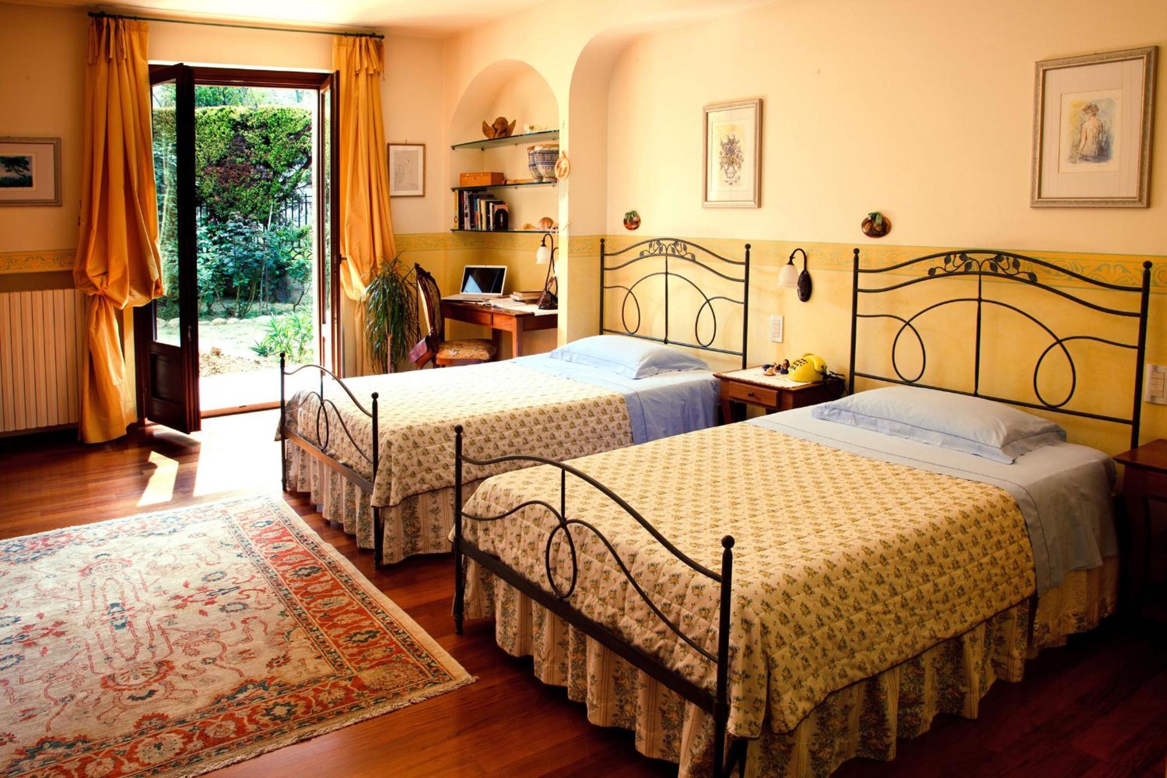 Deluxe Queen Room with Two Queen Beds photo 1