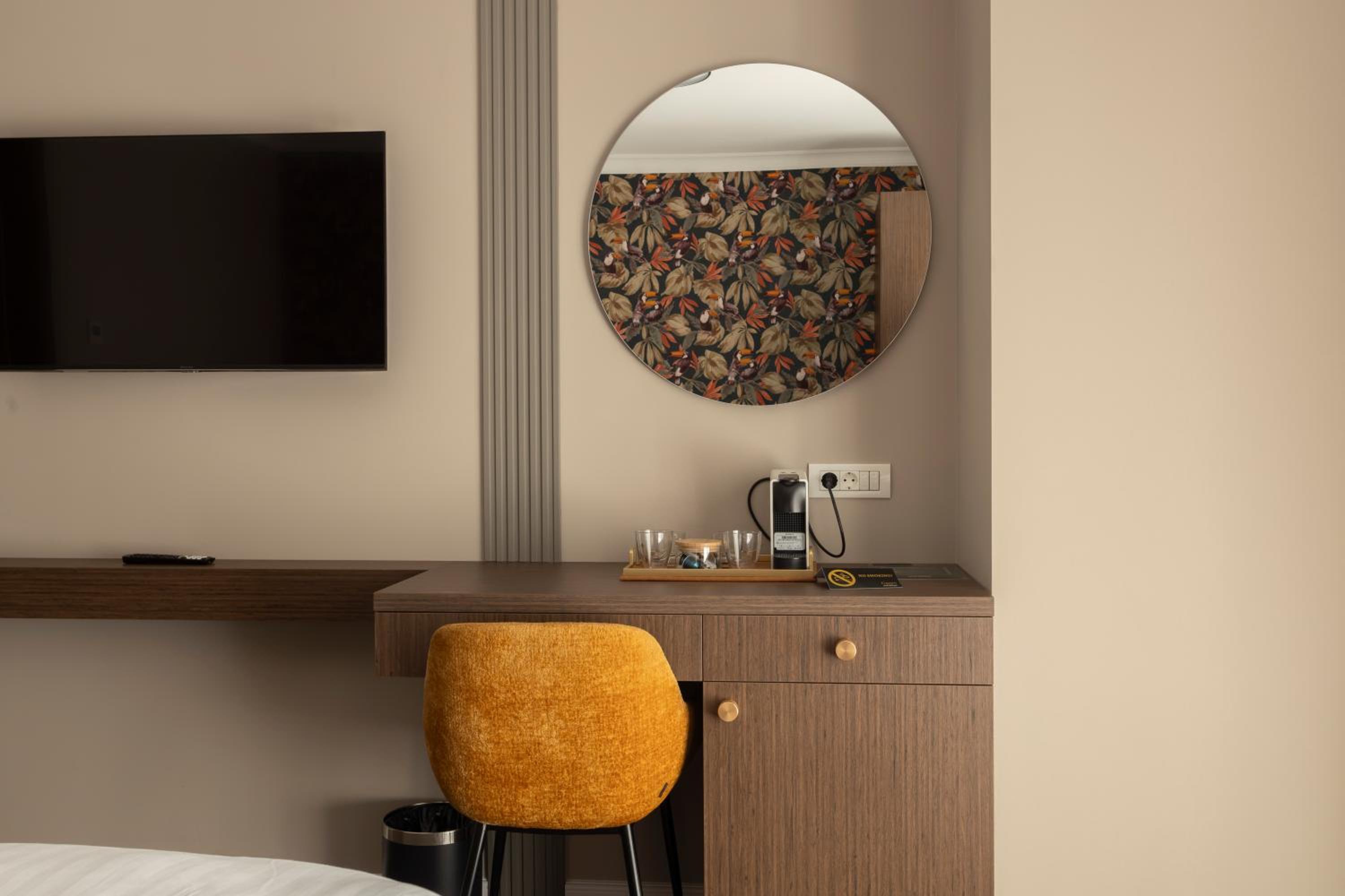 Standard King Room - Photo 9