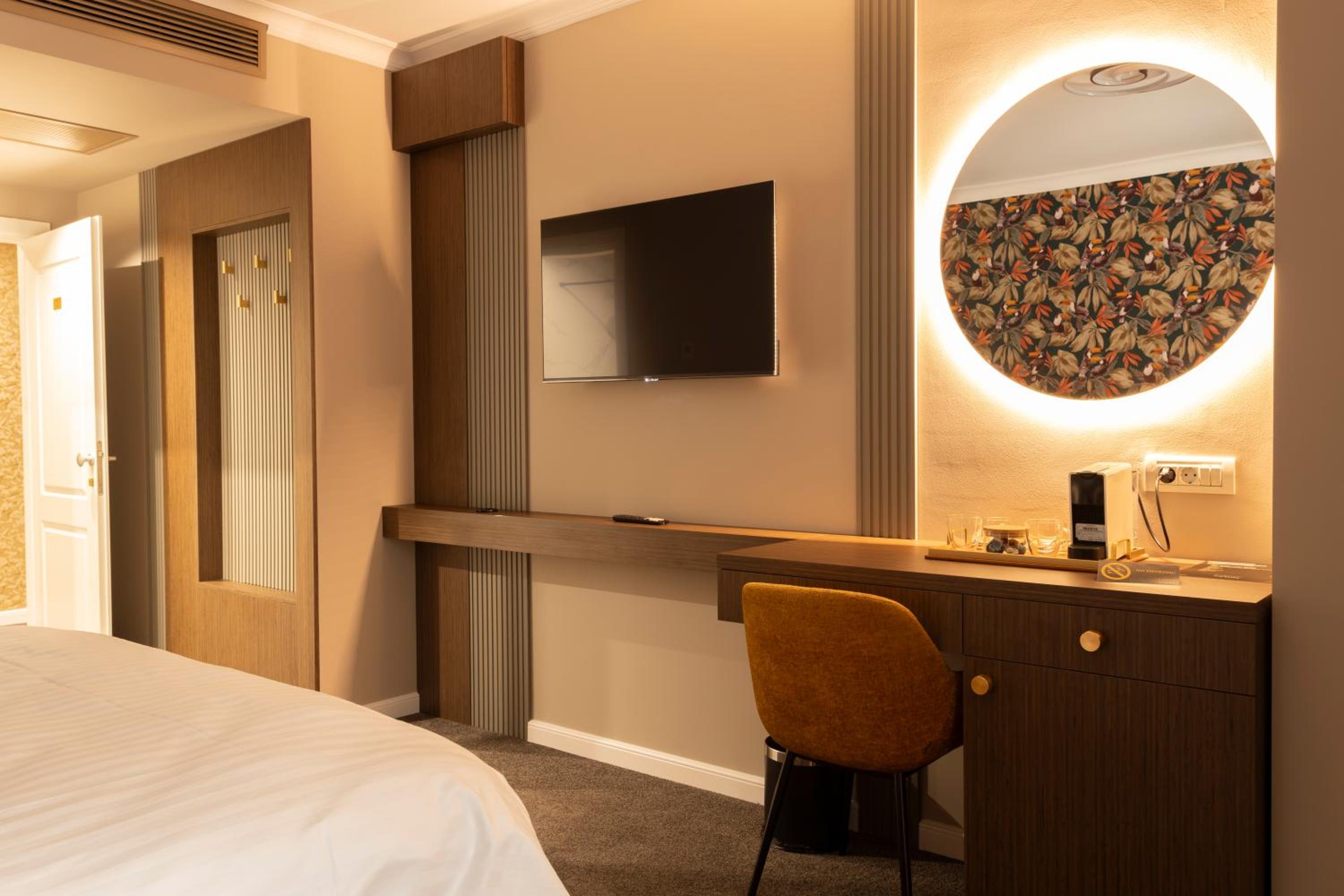 Standard King Room - Photo 10