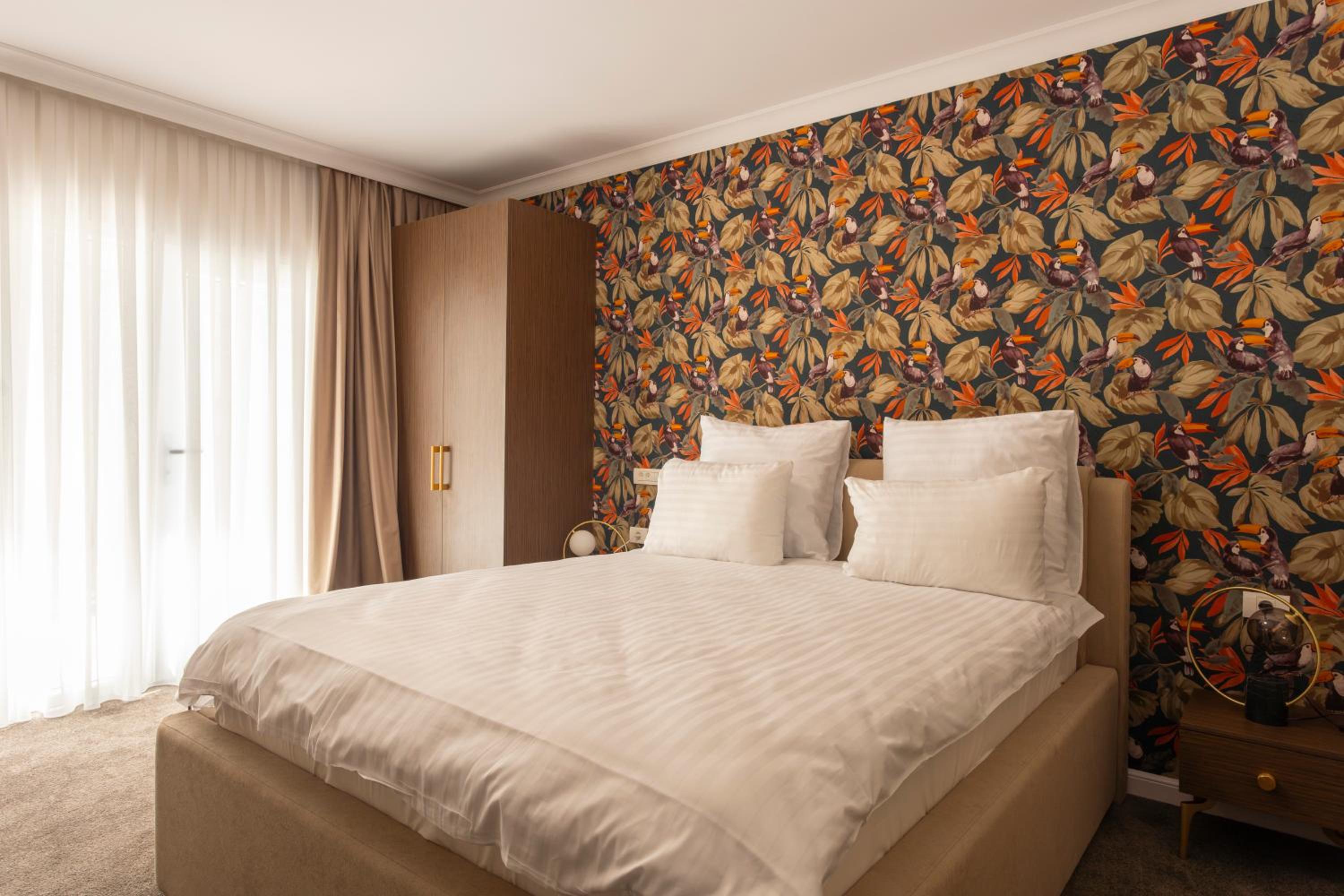 Standard King Room - Photo 11