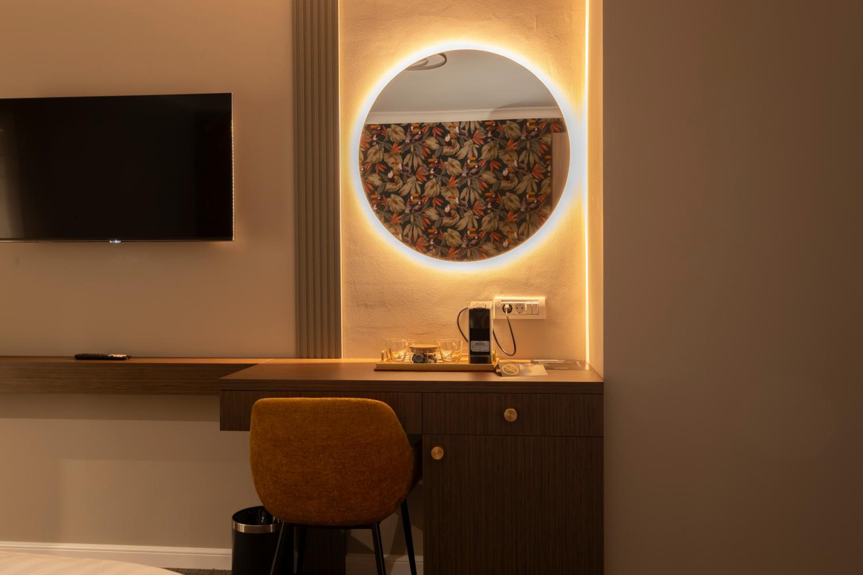 Standard King Room - Photo 12