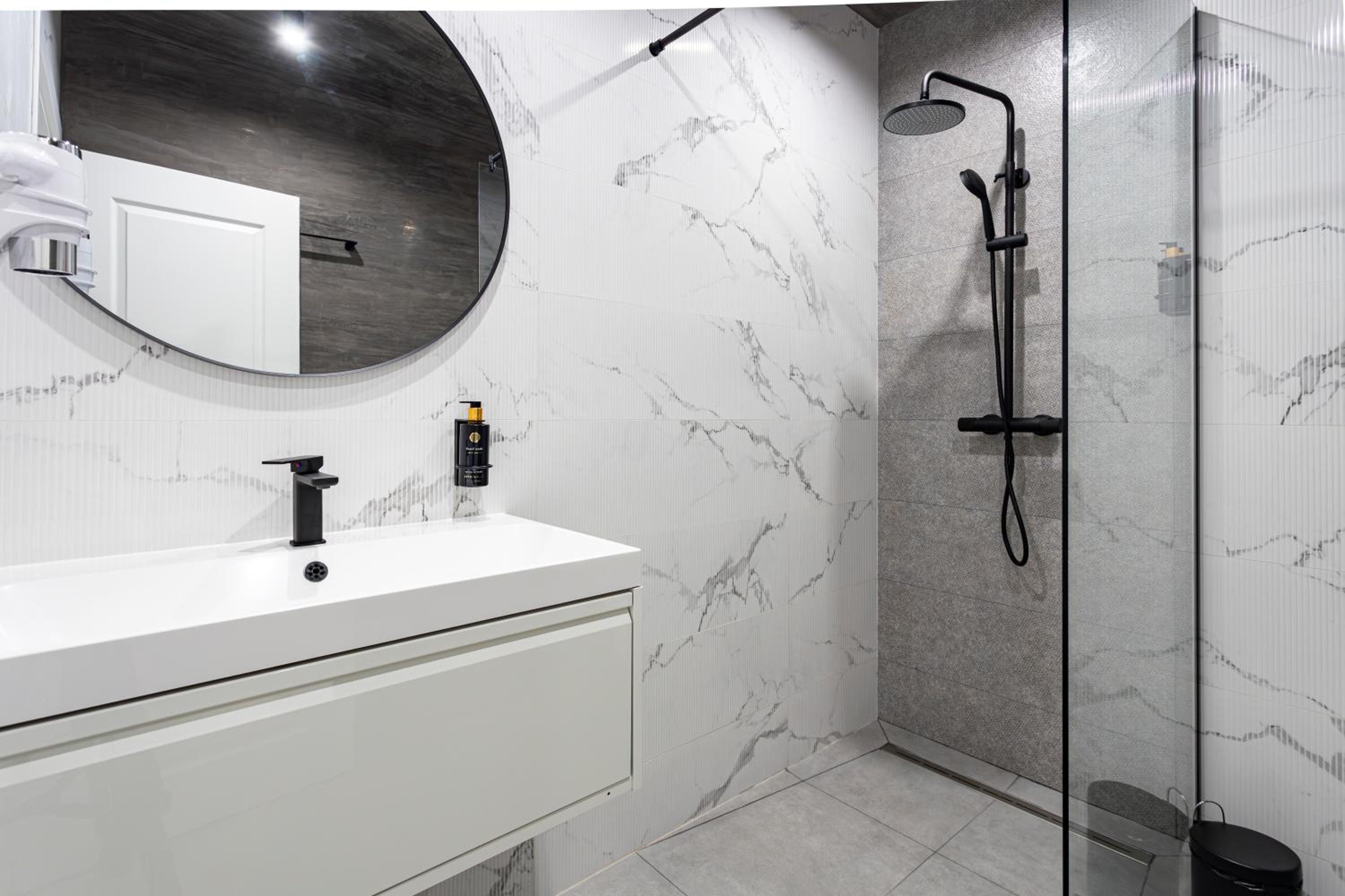 Standard King Room - Photo 14