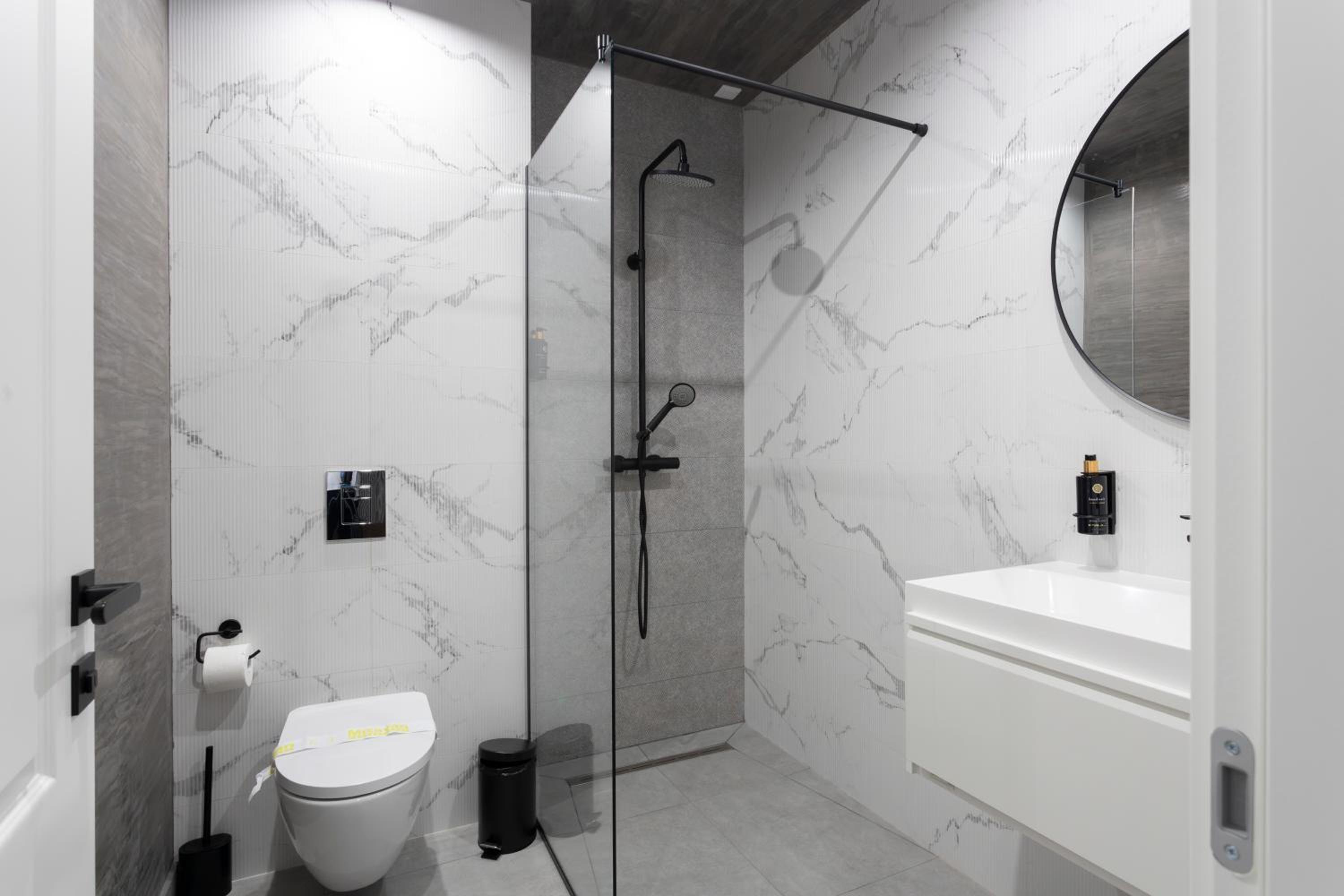 Standard King Room - Photo 15