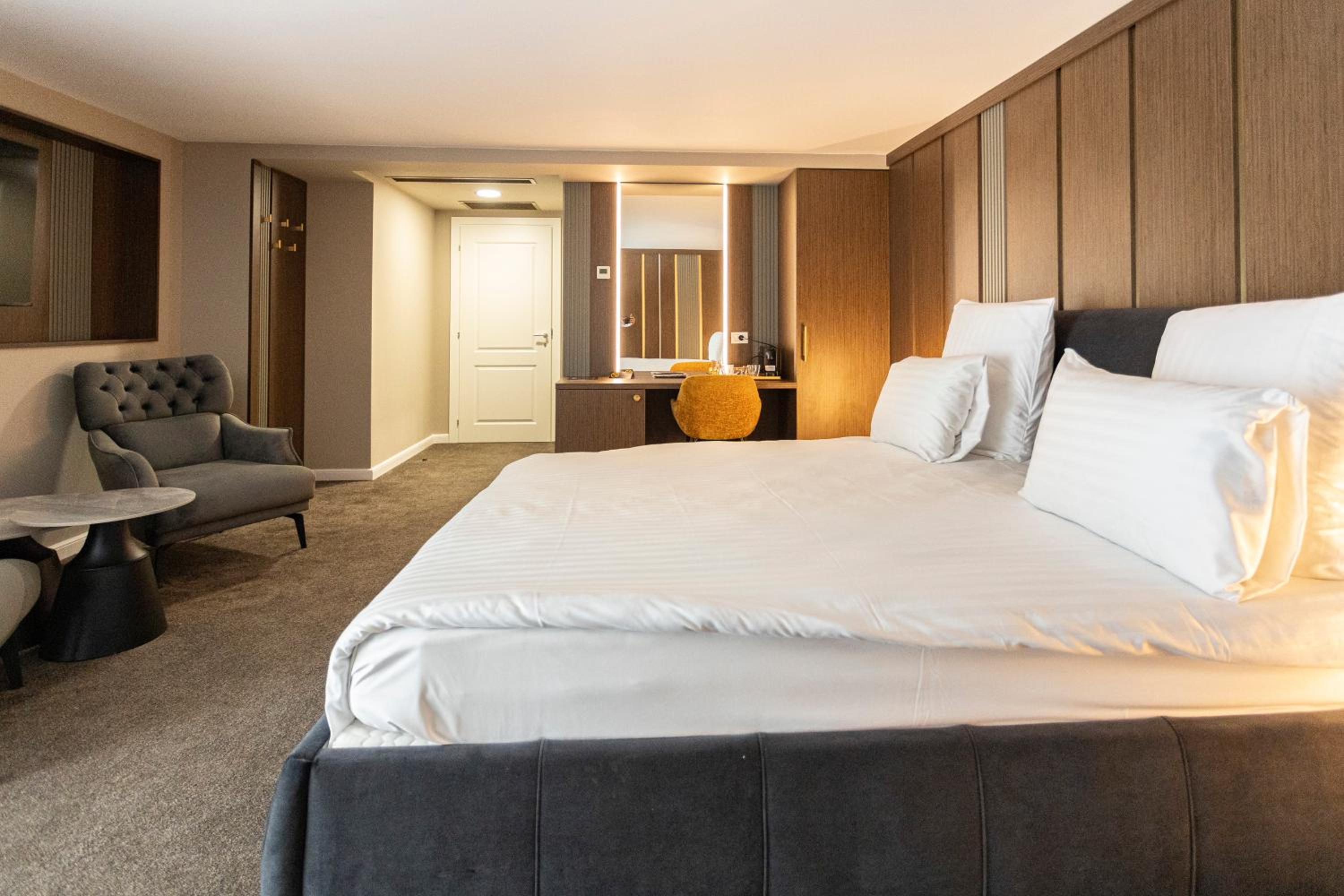 Superior King Room - Photo 3