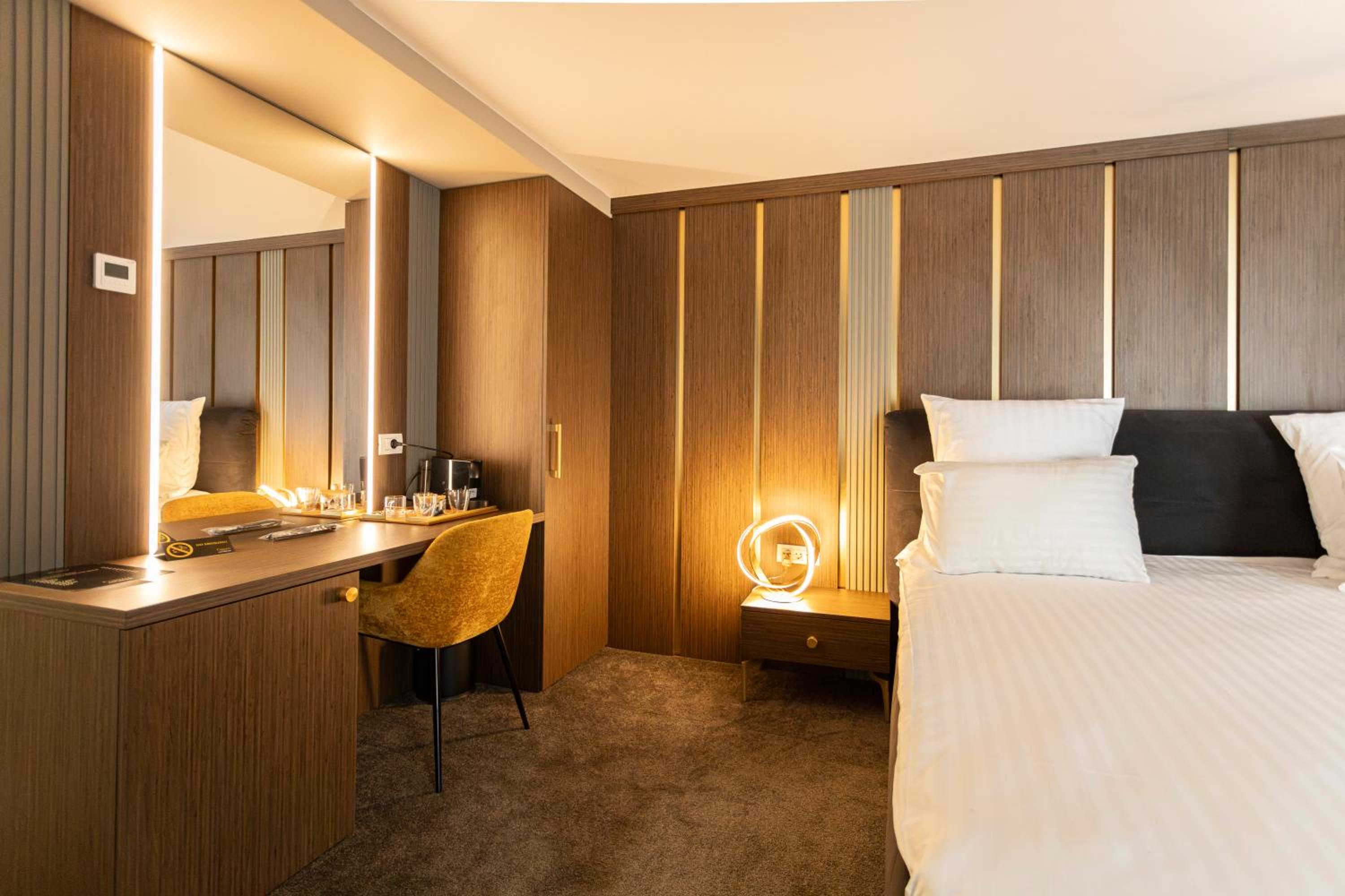 Superior King Room - Photo 5