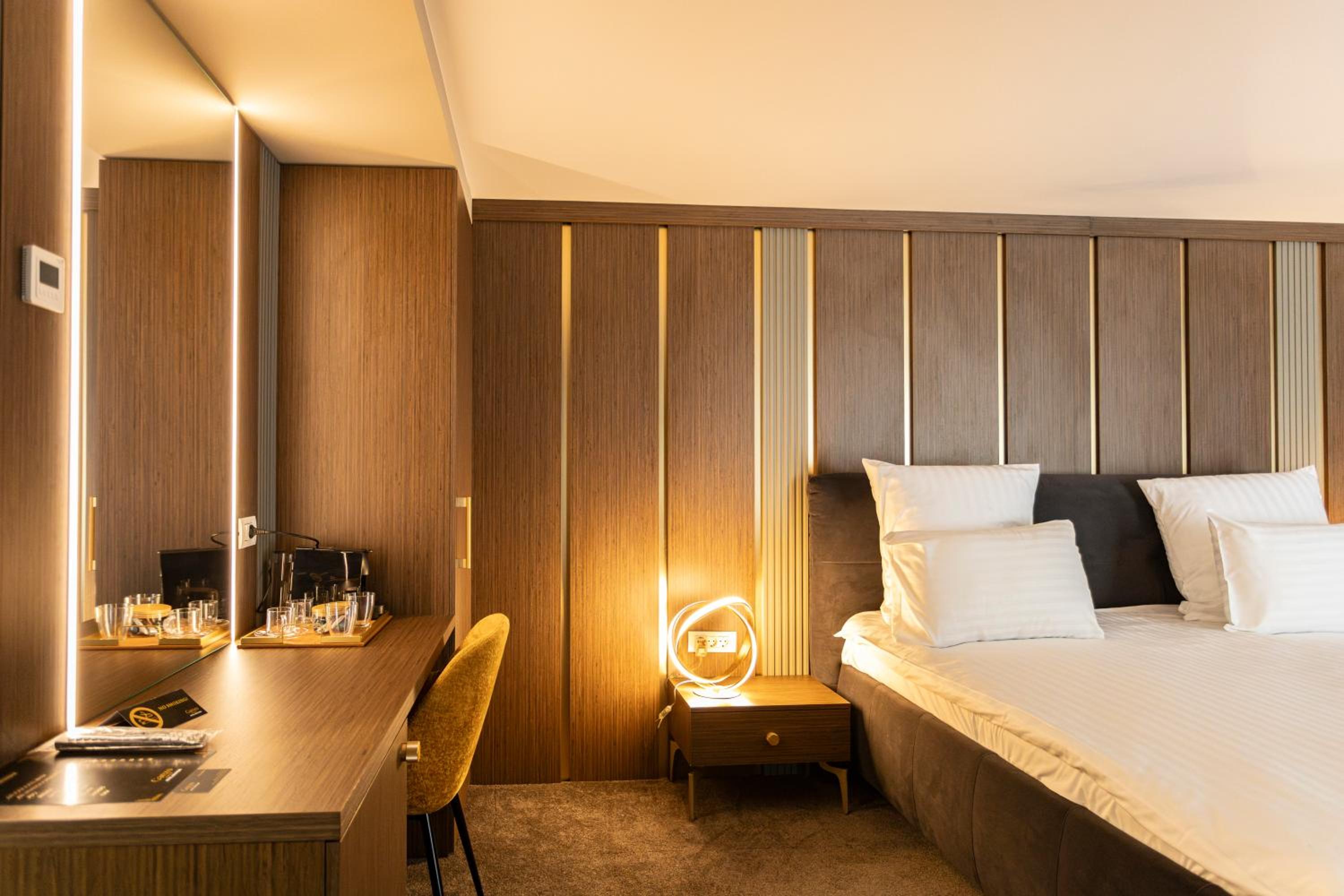 Superior King Room - Photo 6