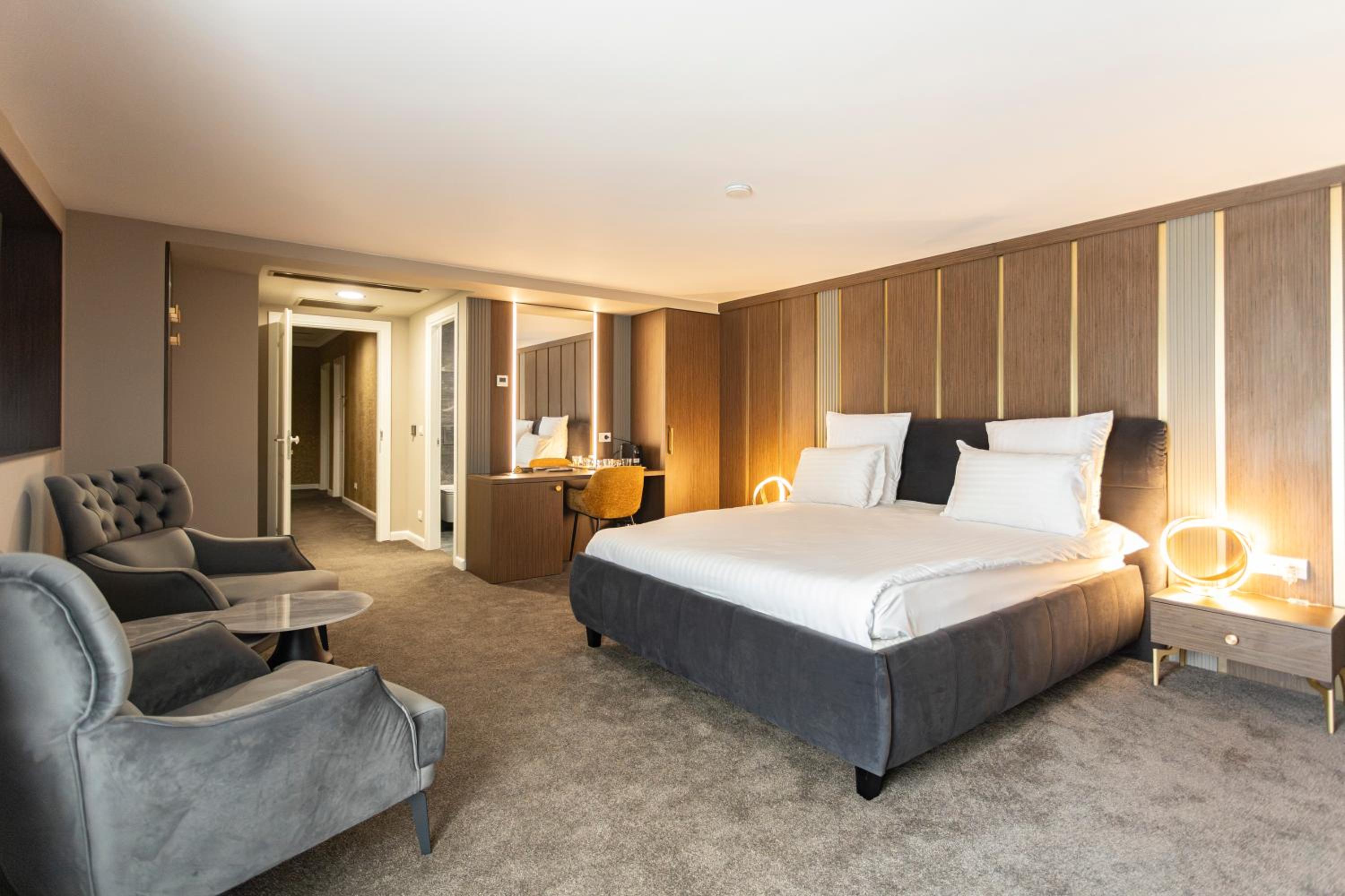 Superior King Room - Photo 7