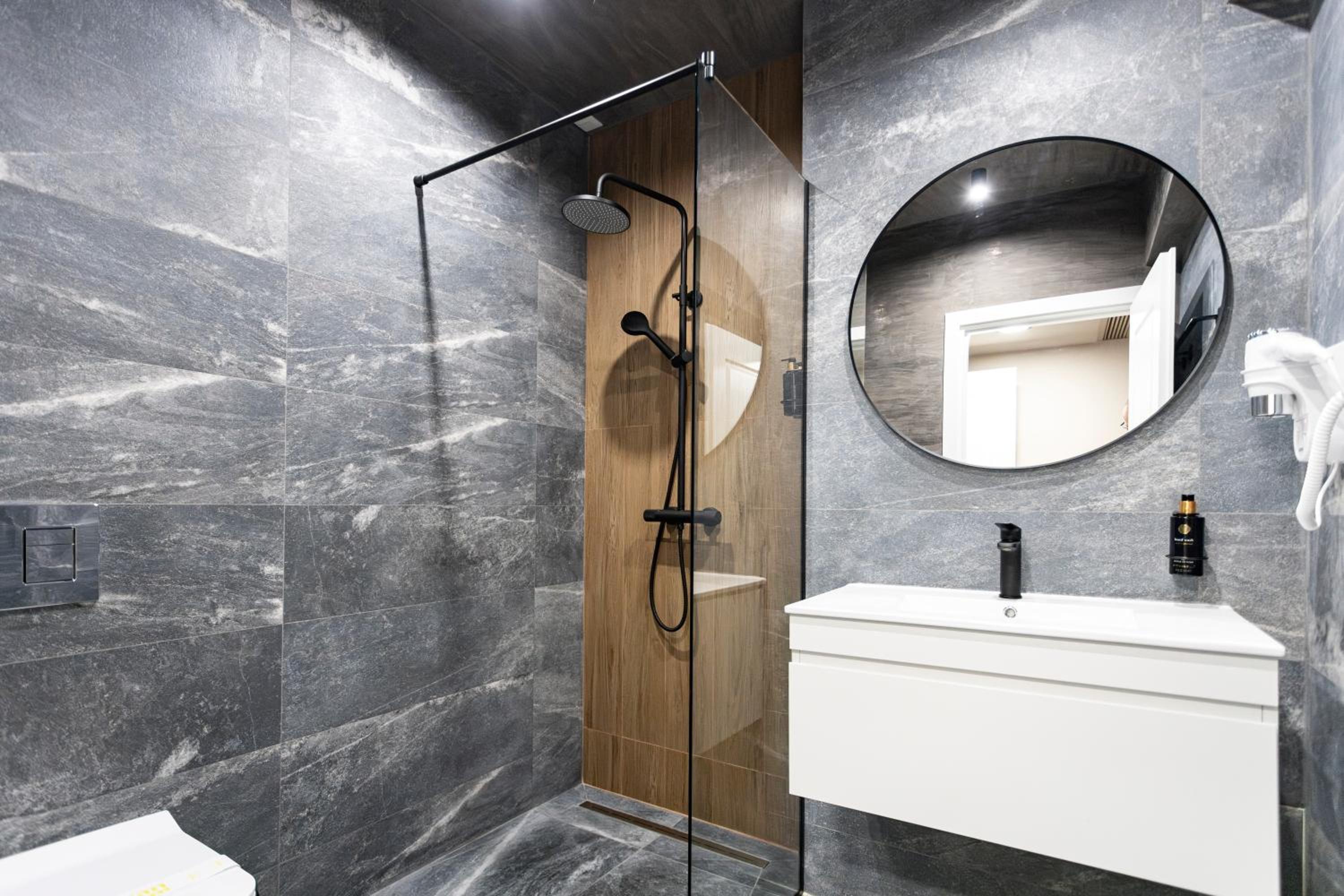 Superior King Room - Photo 10