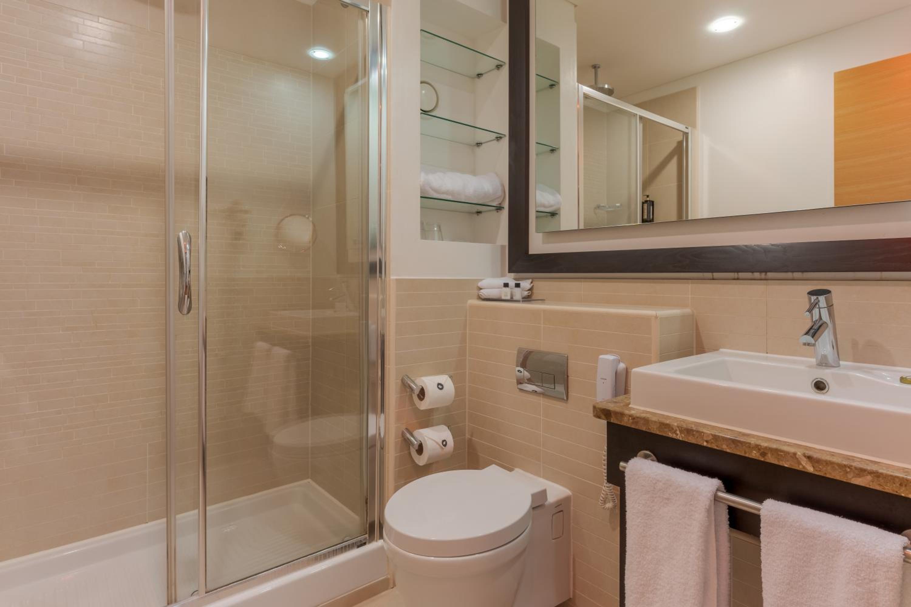Executive One Bedroom Suite with Balcony thumbnail 6