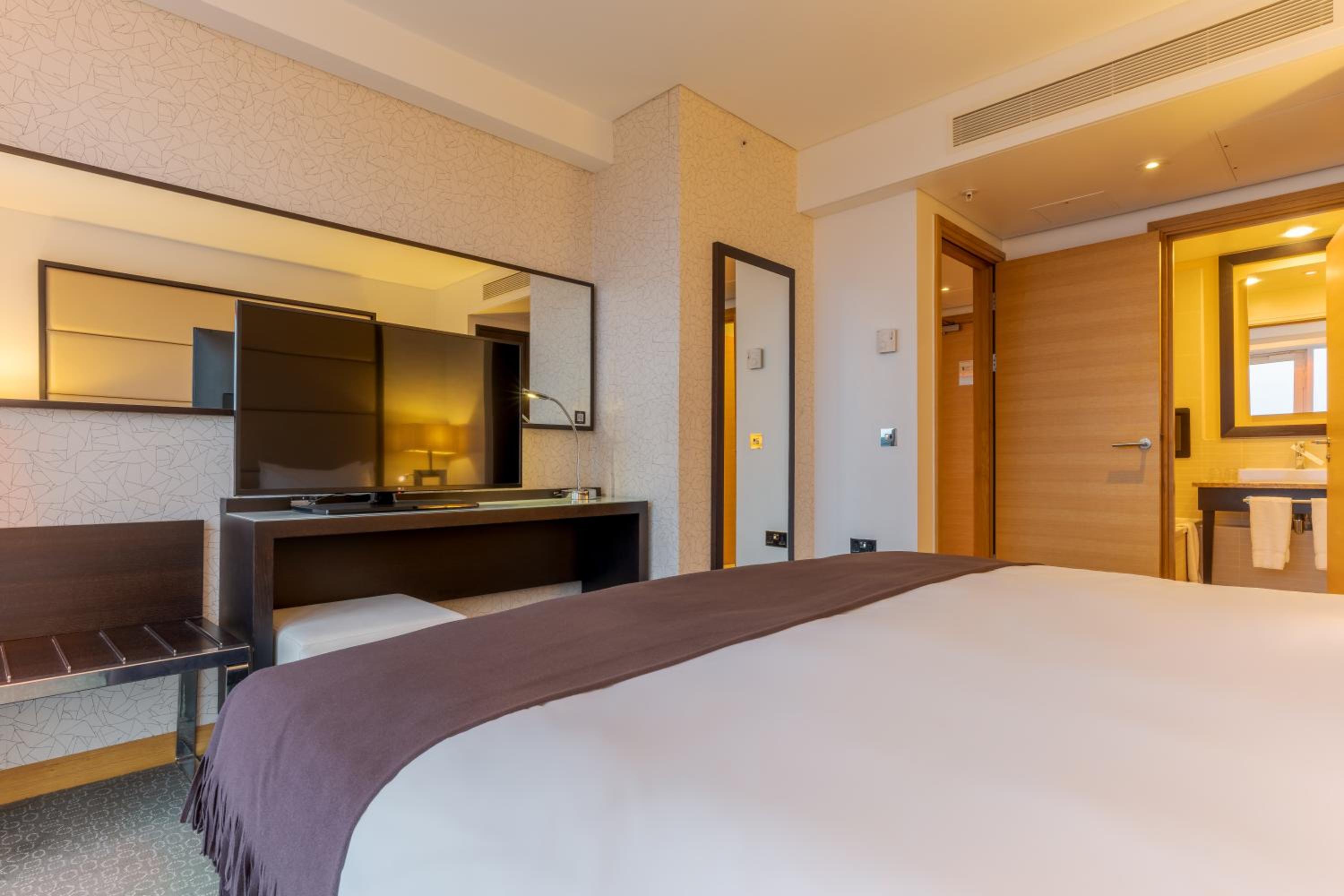 Executive One Bedroom Suite with Balcony thumbnail 5