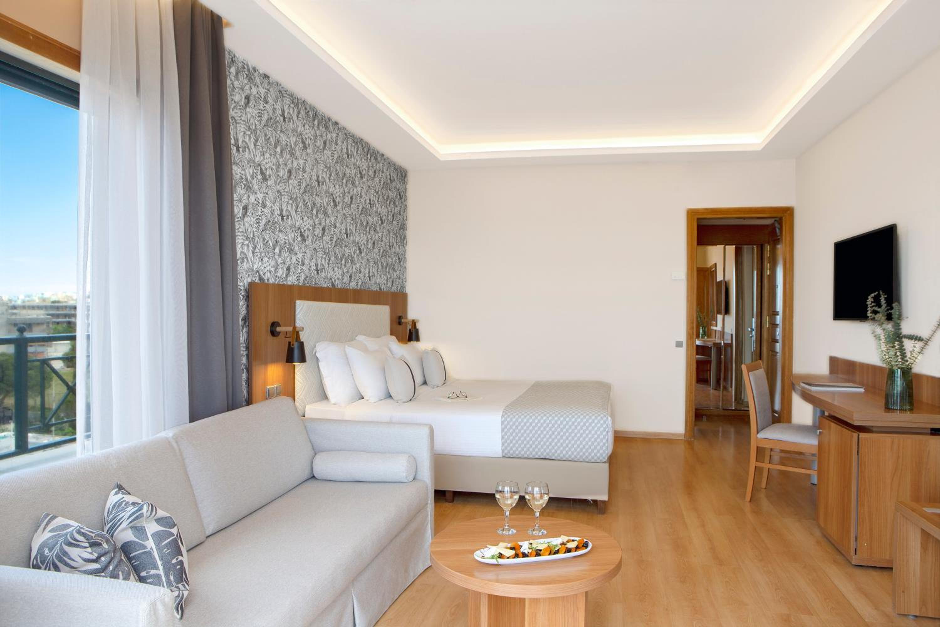 Premium Room with Side Sea View - Photo 2