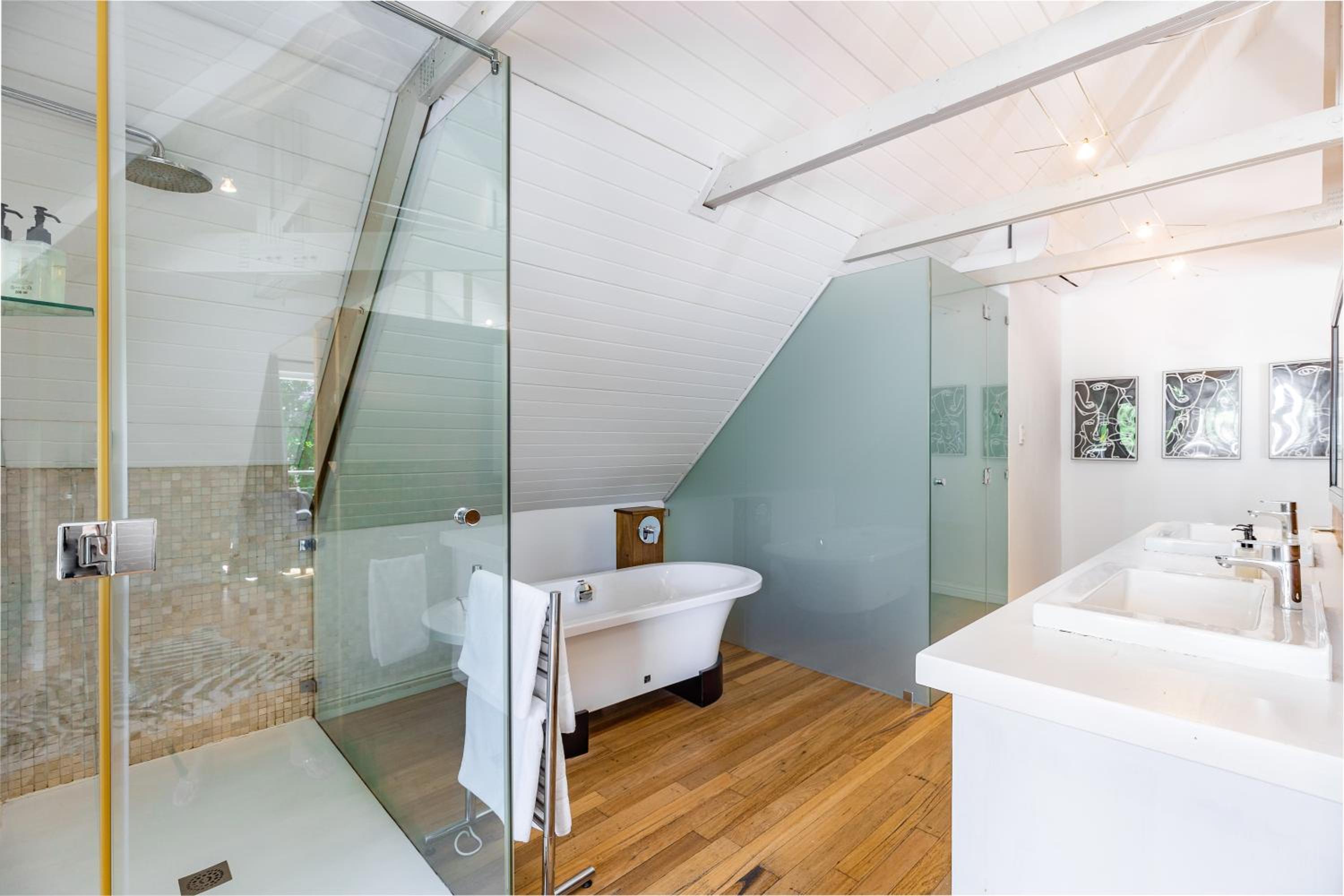 Luxury King Room - Photo 2