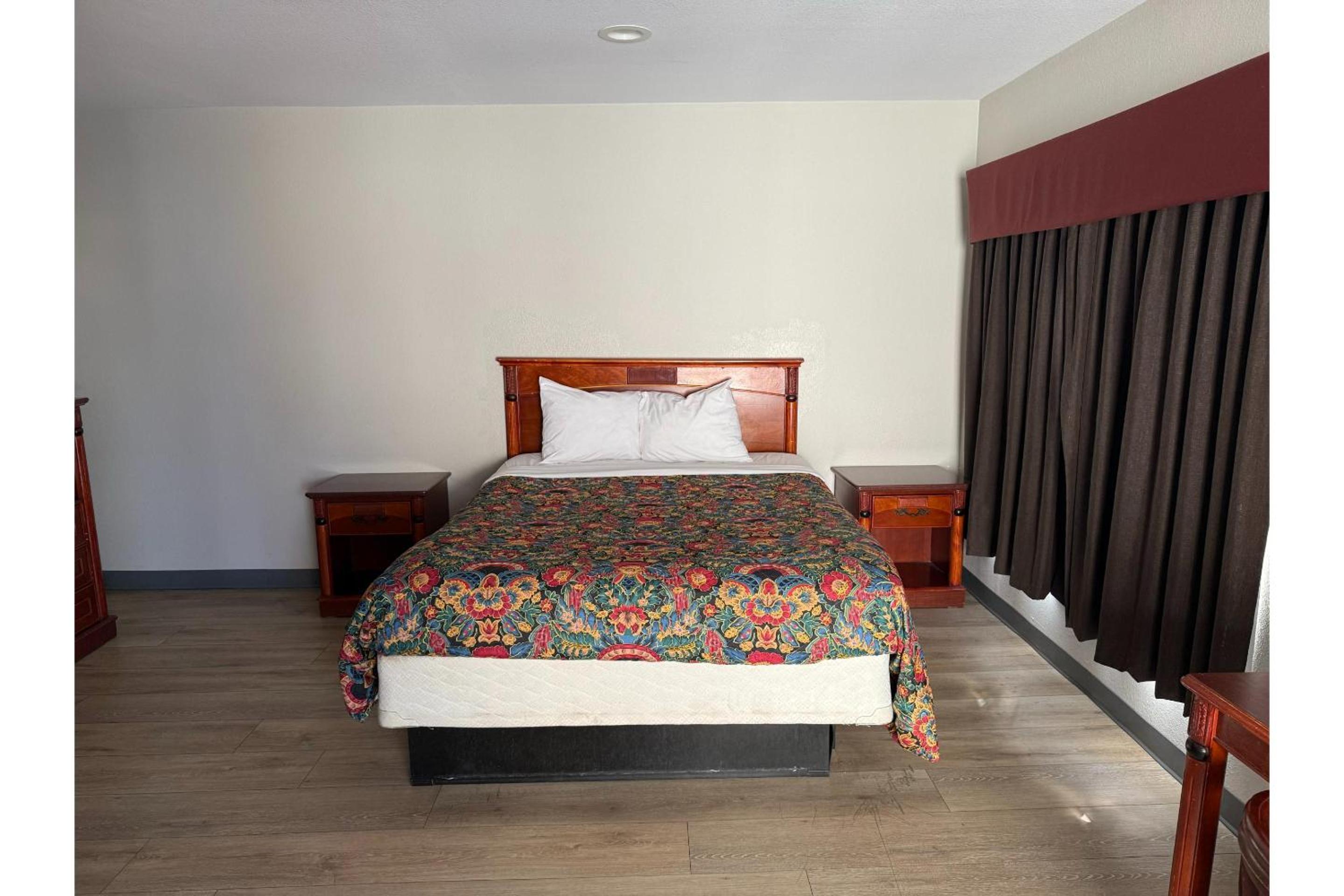 Suite - Queen Bed Non-Smoking - Photo 4