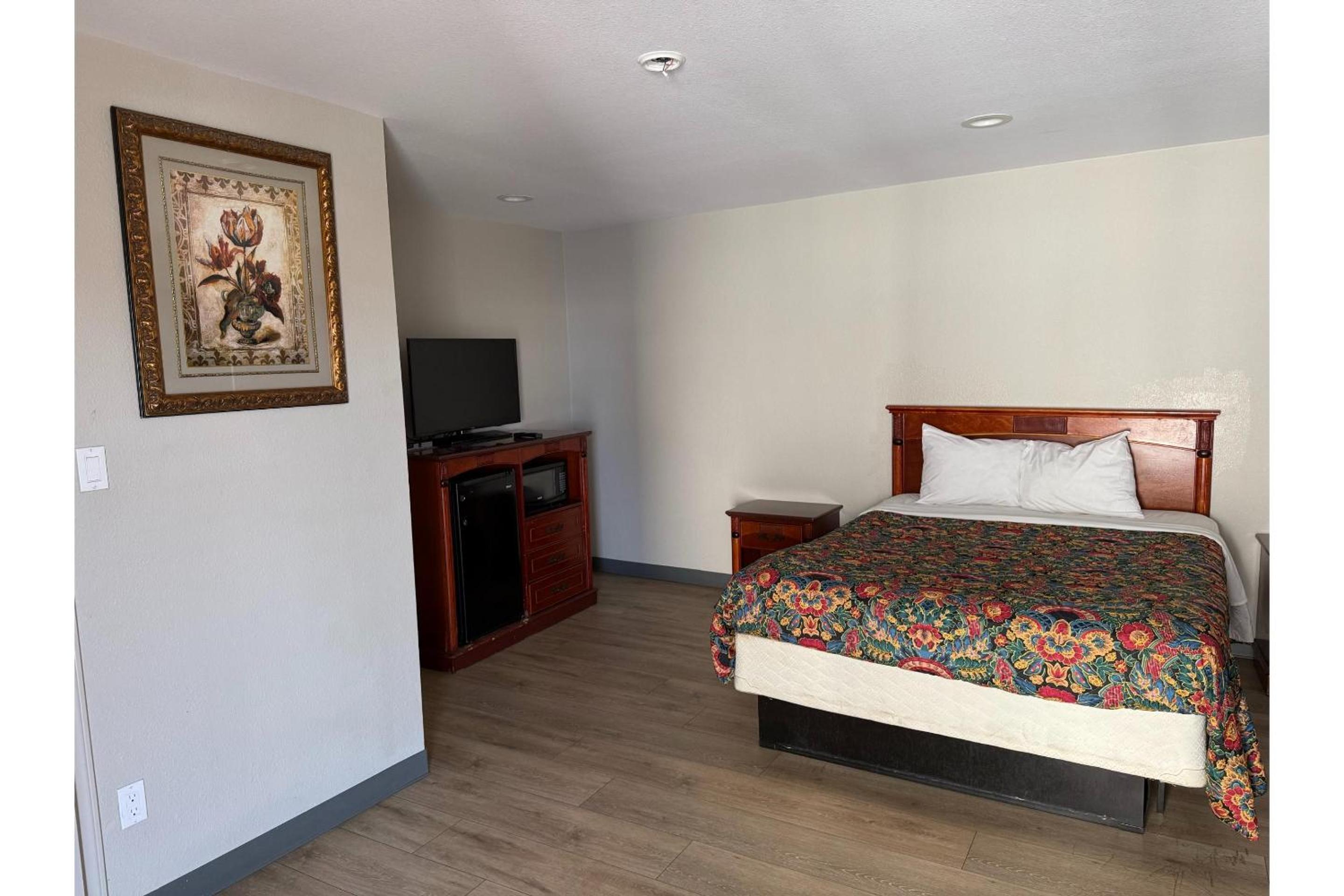 Suite - Queen Bed Non-Smoking - Photo 7