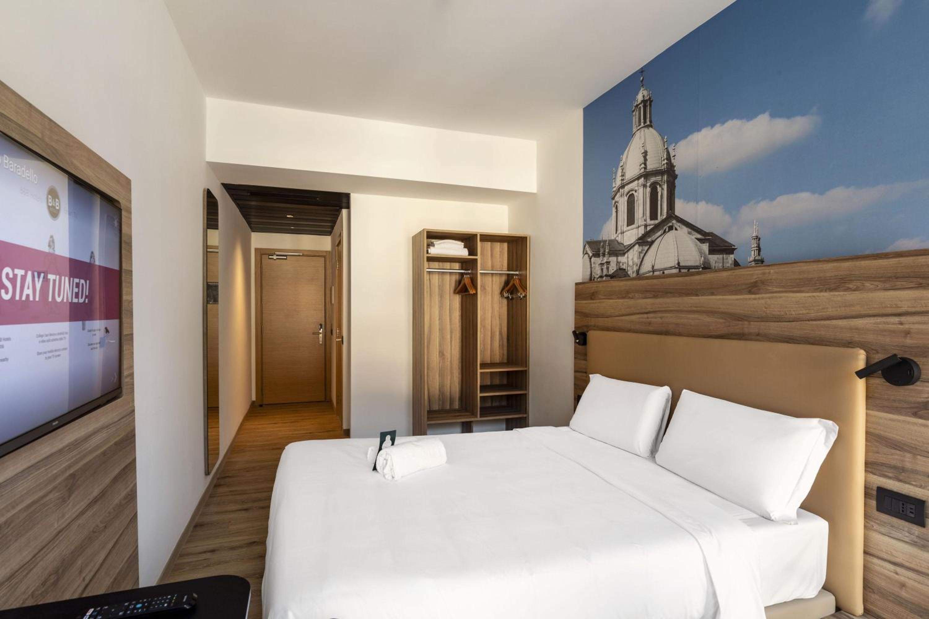 Standard Double Room thumbnail 6
