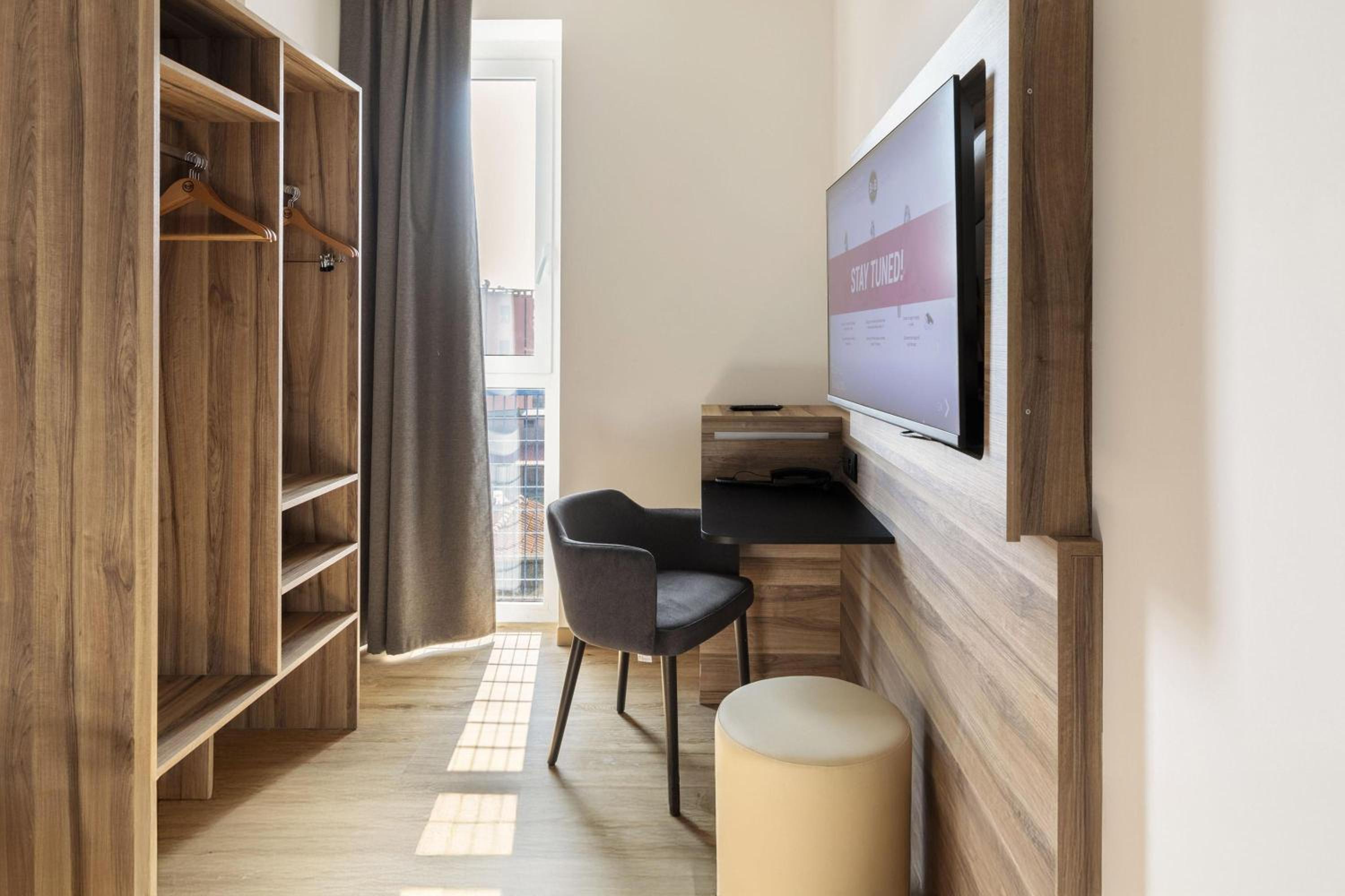 Single Room thumbnail 5